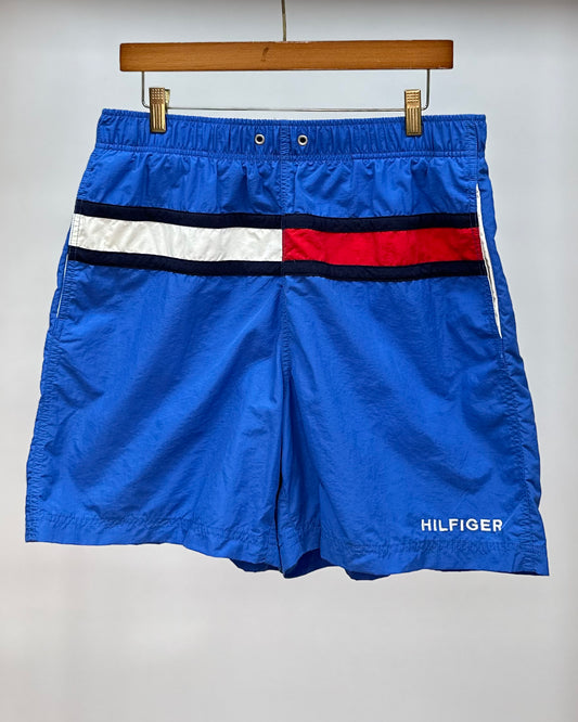 Short de baño Tommy Hilfiger color azul con franja en color azul, rojo y blanco talla L