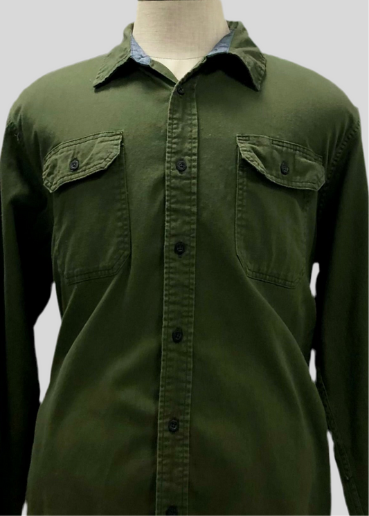 Camisa Wrangler 🐎 Con diseño cargo en color verde oliva Talla L Entalle Regular