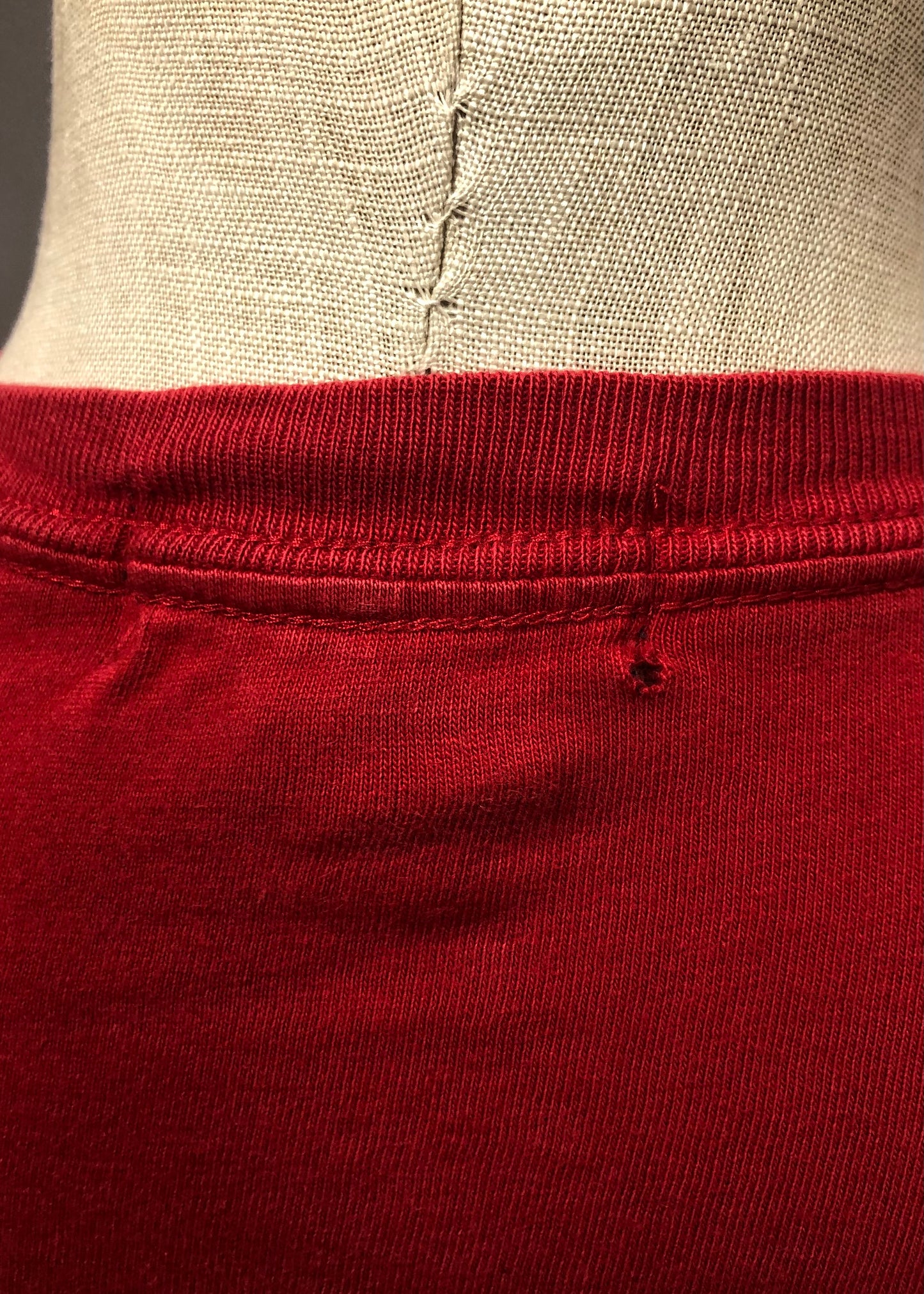 Camiseta cuello V de niño Ralph Lauren 🏇🏼  color rojo y logo en color azul navy Talla XL (18-20) Entalle Regular (ver descripción)