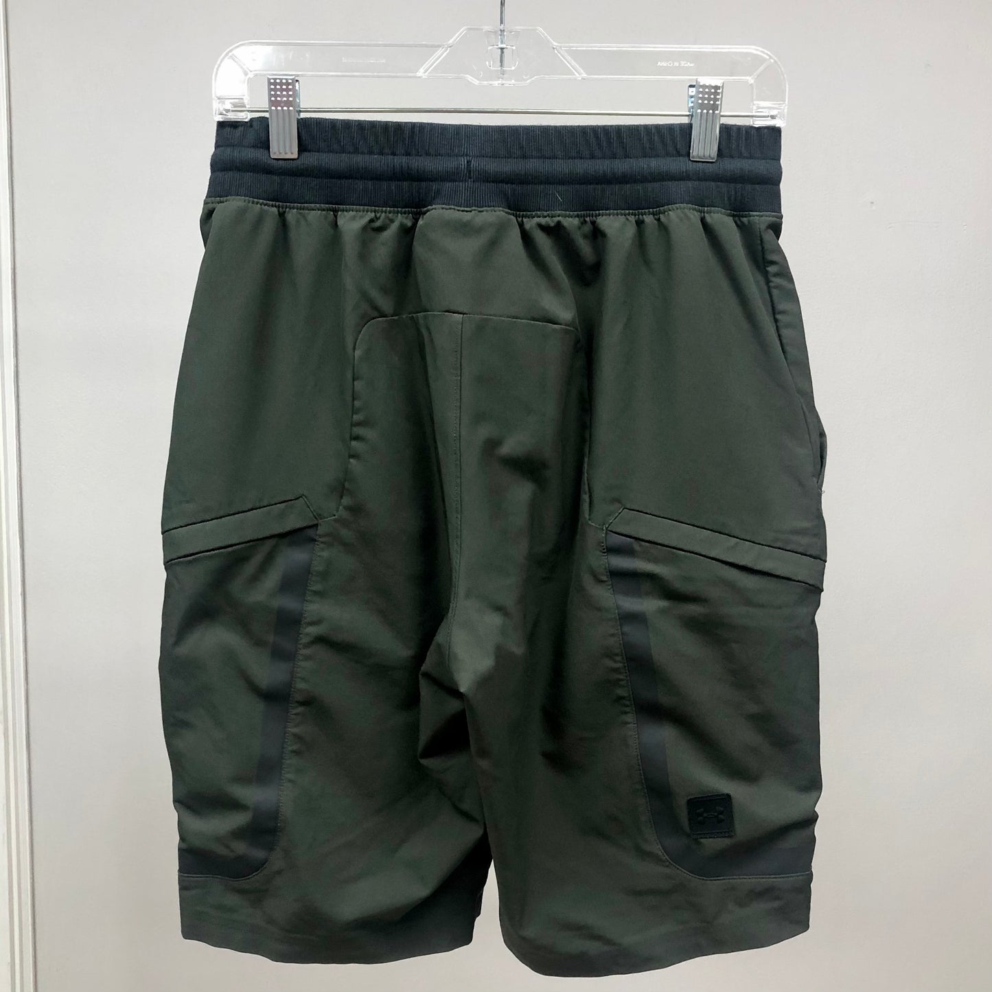 Short Deportivo Under Armour 🏋🏼‍♂️ Tela performance color verde oliva talla M