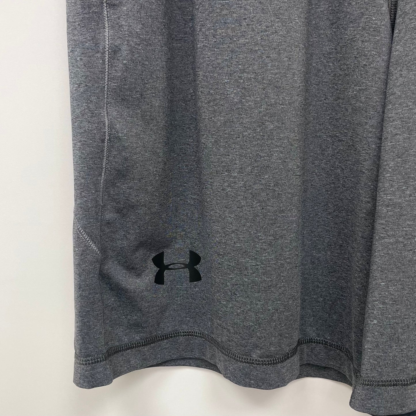 Short Deportivo Under Armour 🏋🏼‍♂️ Tela performance color gris oscuro talla XL