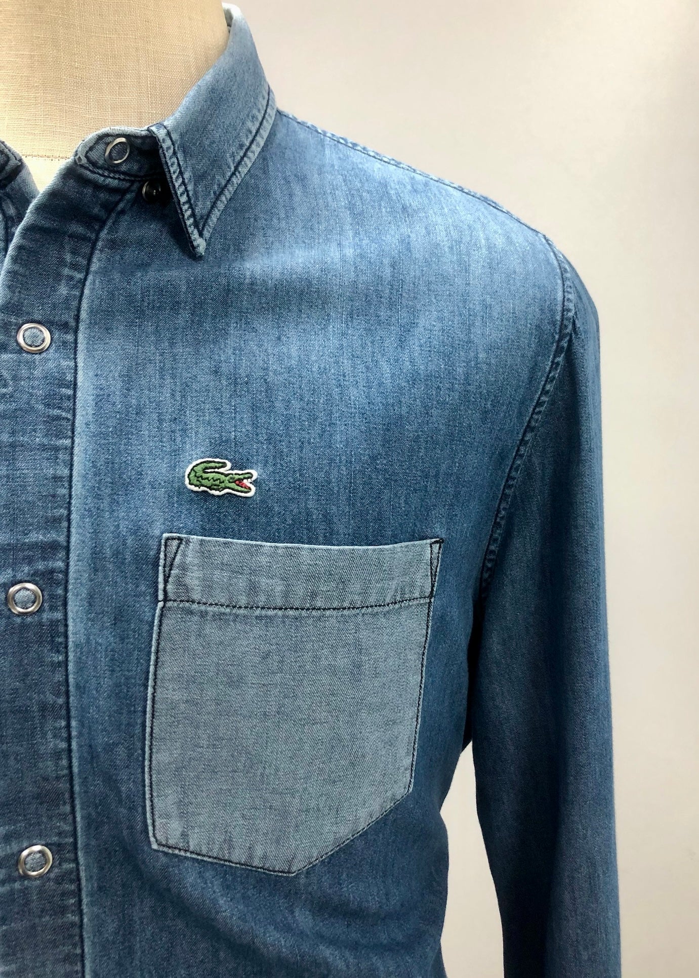 Camisa de botones Lacoste 🐊 De jeans color azul oscuro Talla XL Entalle Regular