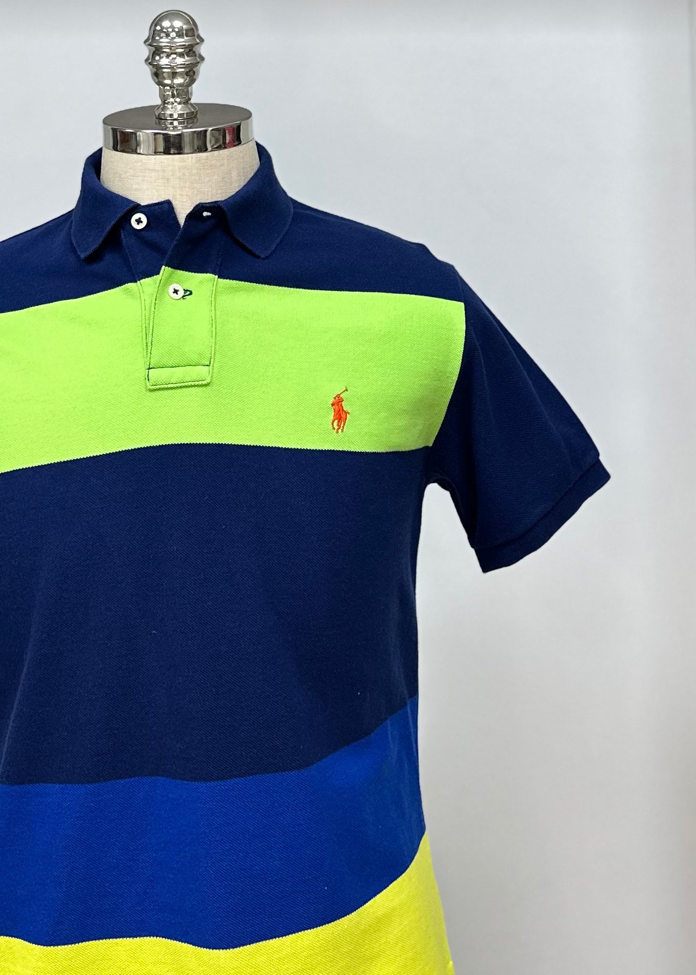 Camiseta Polo Ralph Lauren 🏇🏼 con franjas en color azul navy, verde y amarillo Talla L Custom Fit