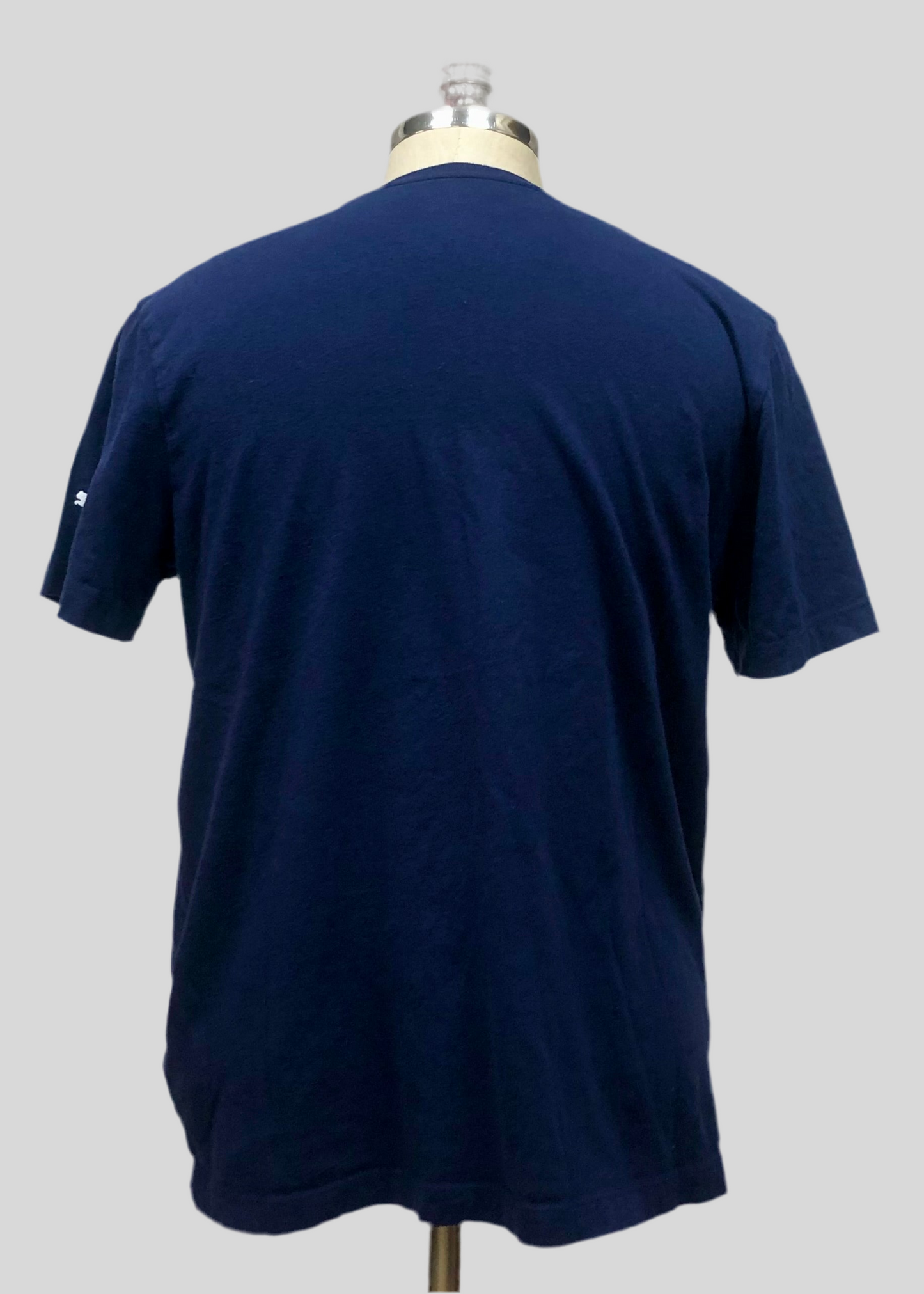 Camiseta cuello redondo Puma 🐆 color azul navy con el logo Puma Head en blanco Talla L