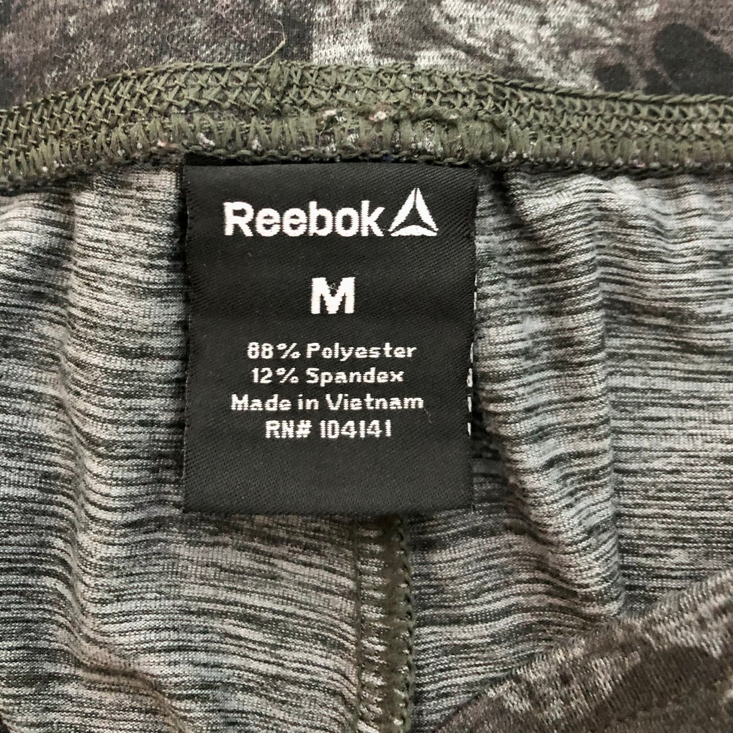 Pantalon deportivo jogger Reebok 🏃🏻‍♂️ diseño de camouflage en negro y gris talla M