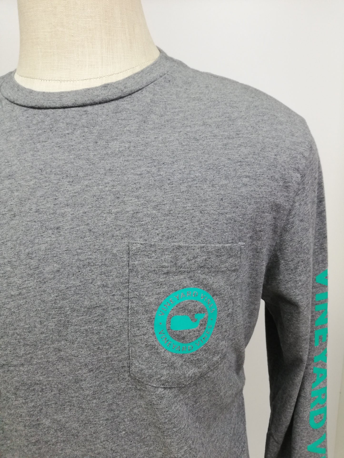 Camiseta de bolsillo Vineyard Vines 🐳 color gris oscuro con Diseño de ballena en turquesa Talla M