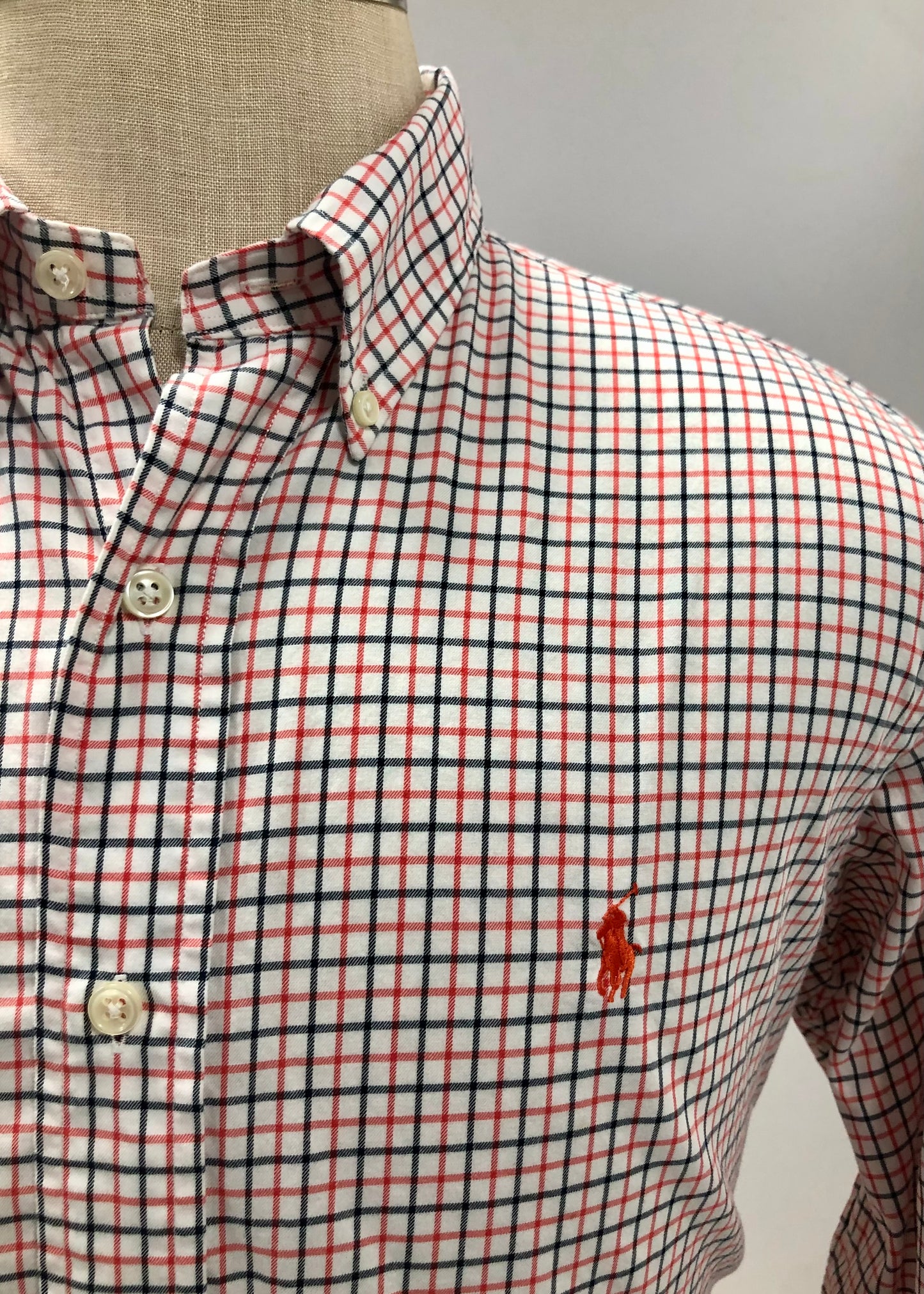 Camisa Polo Ralph Lauren 🏇🏼 Color blanco de cuadros en color rojo y azul Talla L Entalle Clásico