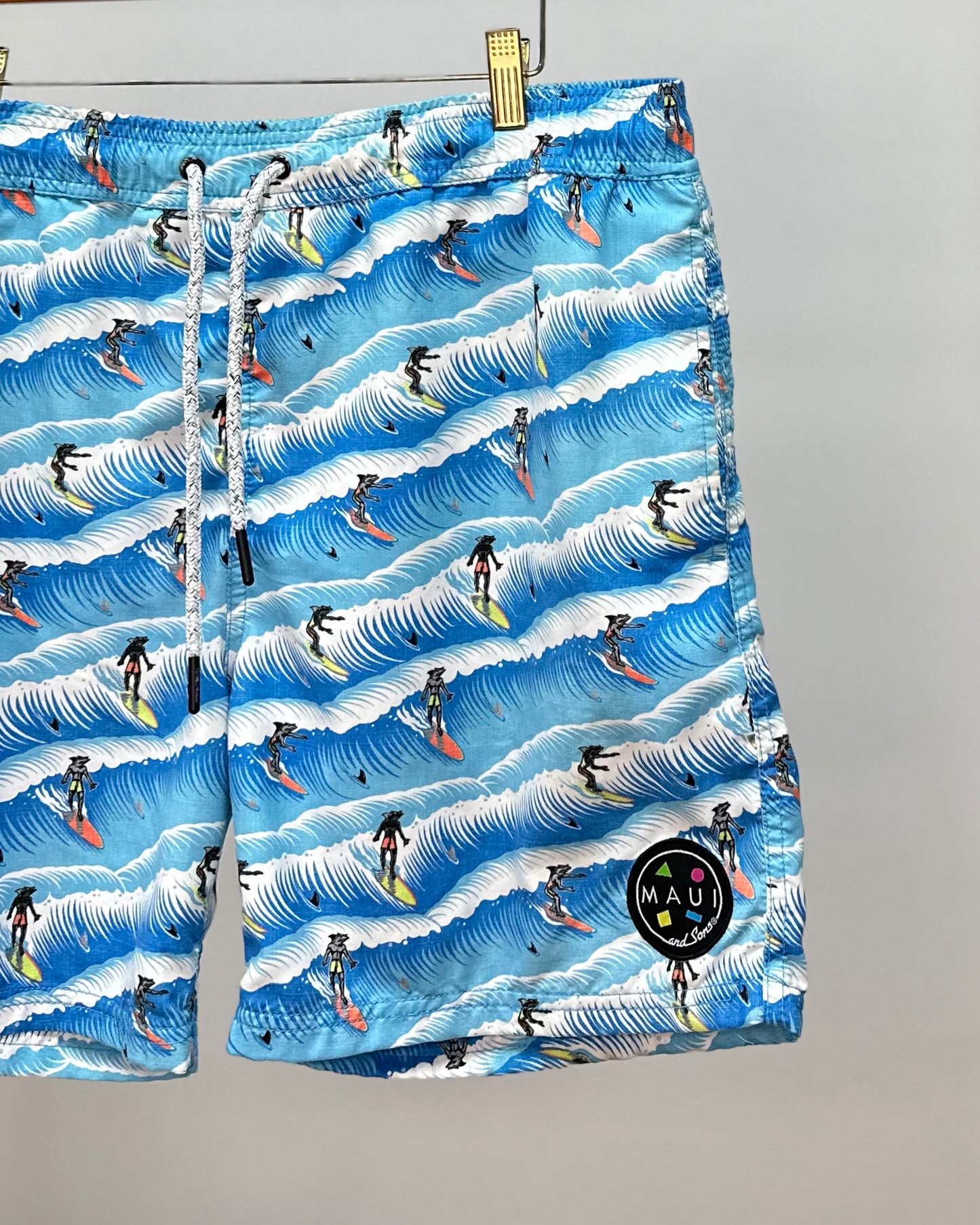 Short de baño Maui and sons 🏄🏽‍♂️ color azul con diseño de surfistas talla L