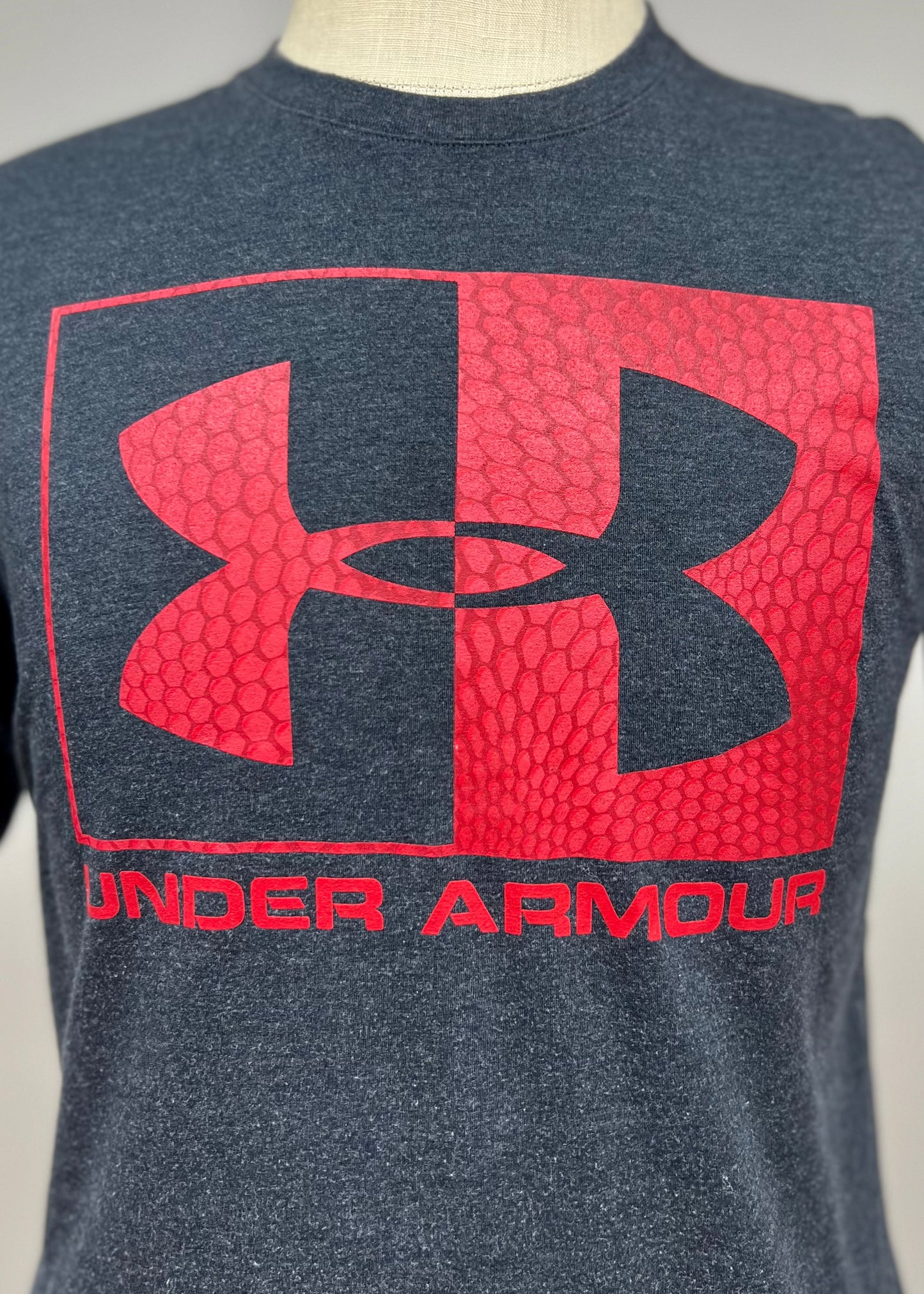 Camiseta cuello redondo Under Armour 🏋🏽 color gris oscuro con logo en rojo manga corta Talla M