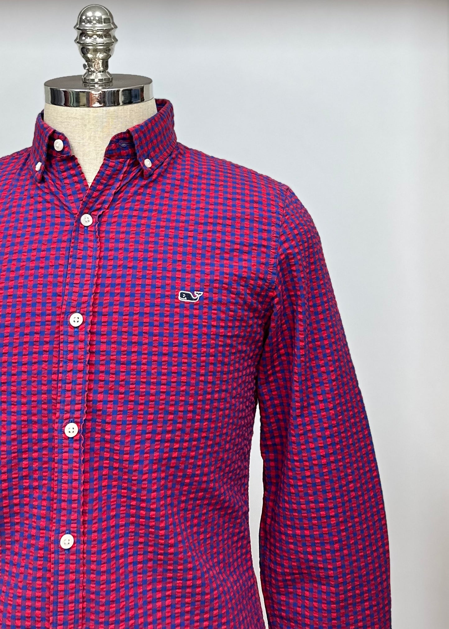 Camisa de botones Vineyard Vines 🐳 Seersucker con patrón de cuadros en color rojo y azul Talla S Entalle Slim Fit