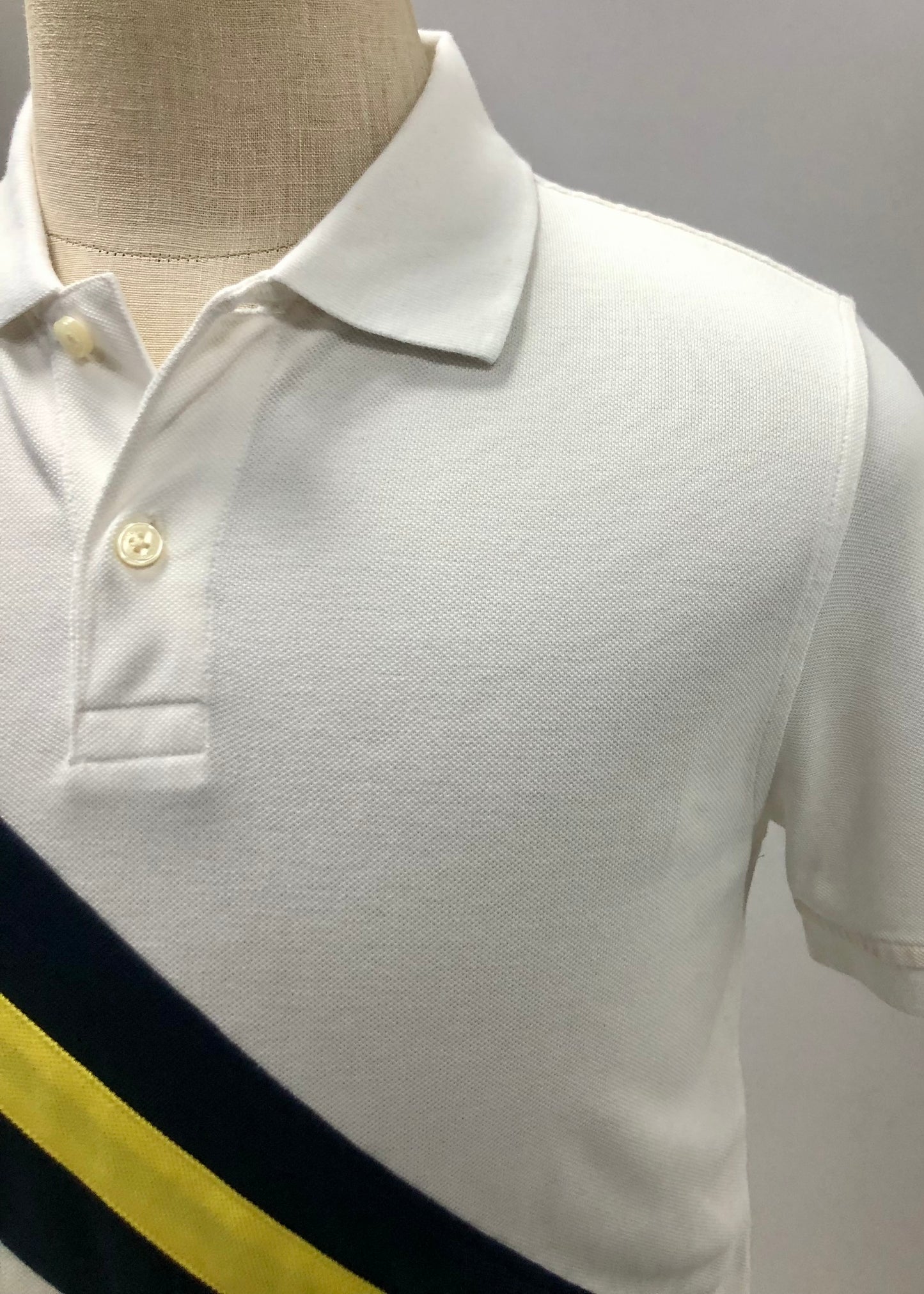 Camiseta Polo Brooks Brothers 🐑 color blanco con franjas en azul y amarillo Talla M Entalle Slim Fit