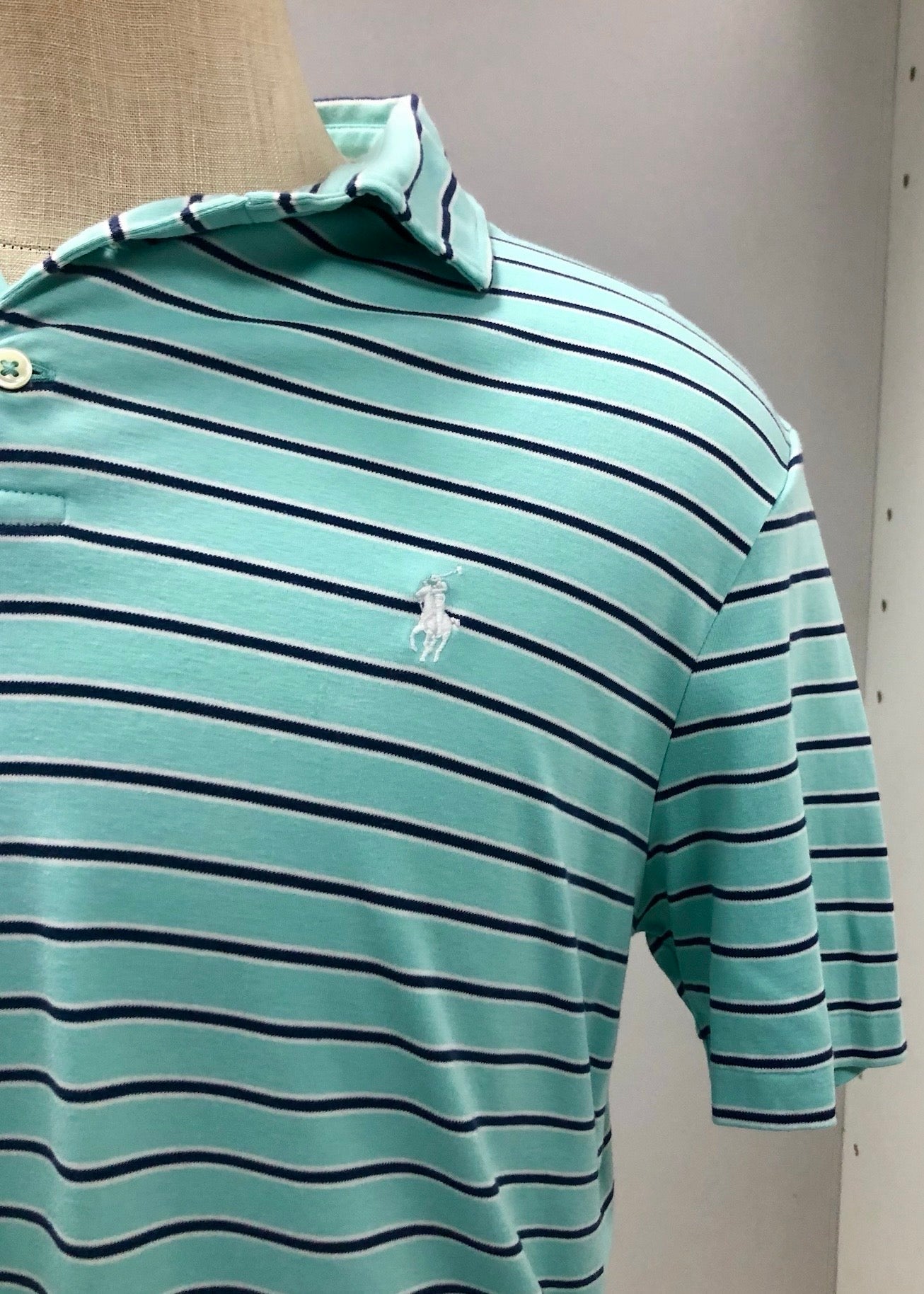Camiseta Polo Ralph Lauren 🏇🏼 color turquesa con patrón de rayas color negro y blanco Talla L Entalle Regular