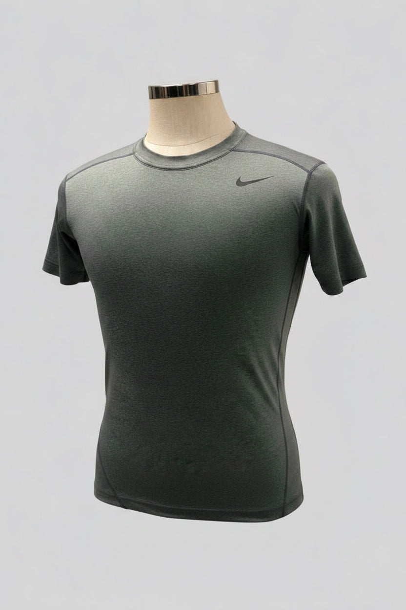 Camiseta de compresión Nike ✔️ color gris oscuro y logo en negro Talla L