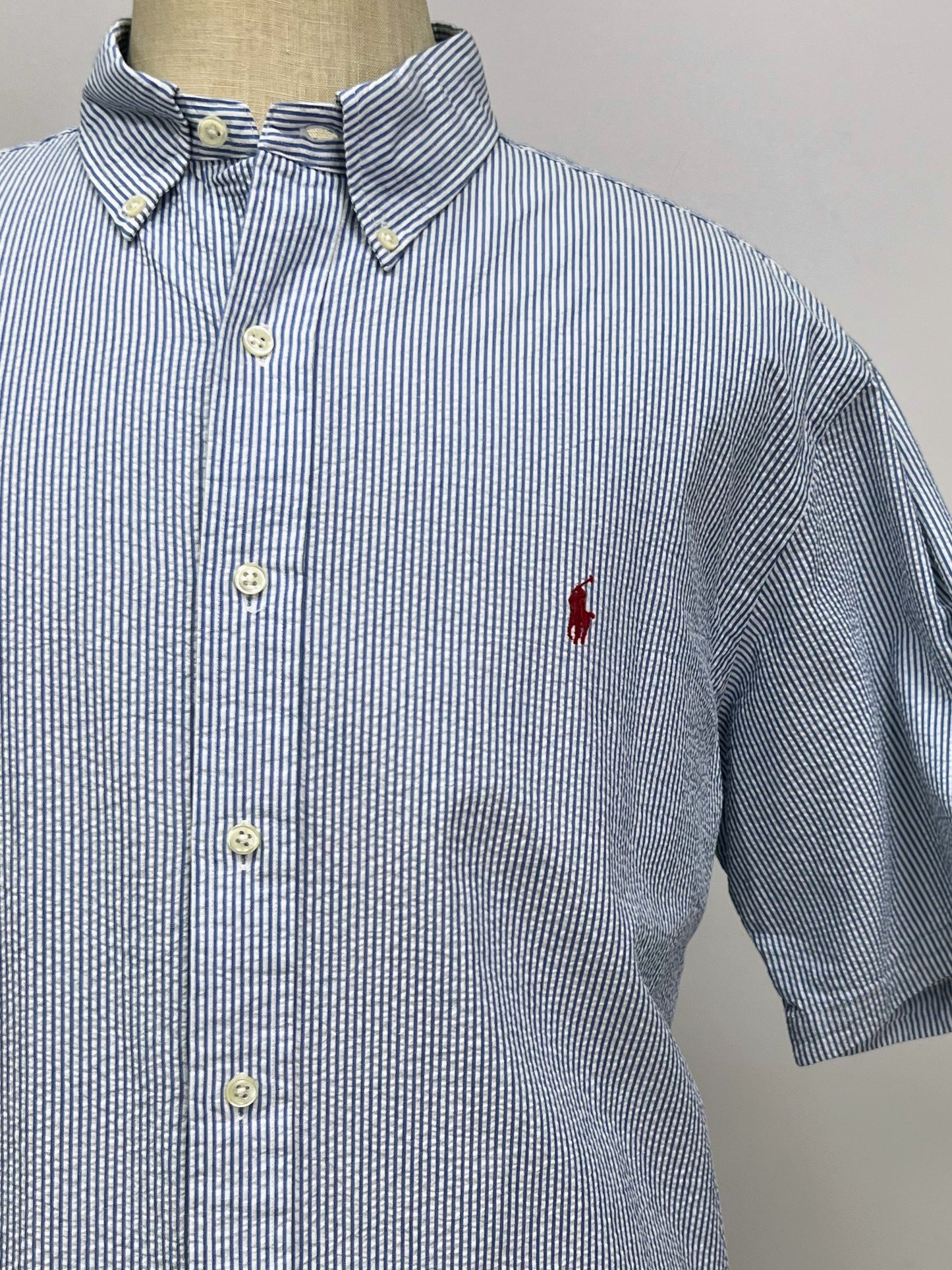 Camisa Polo Ralph Lauren 🏇🏼 Seersucker Color blanco con rayas en celeste Talla XXL Entalle Clásico