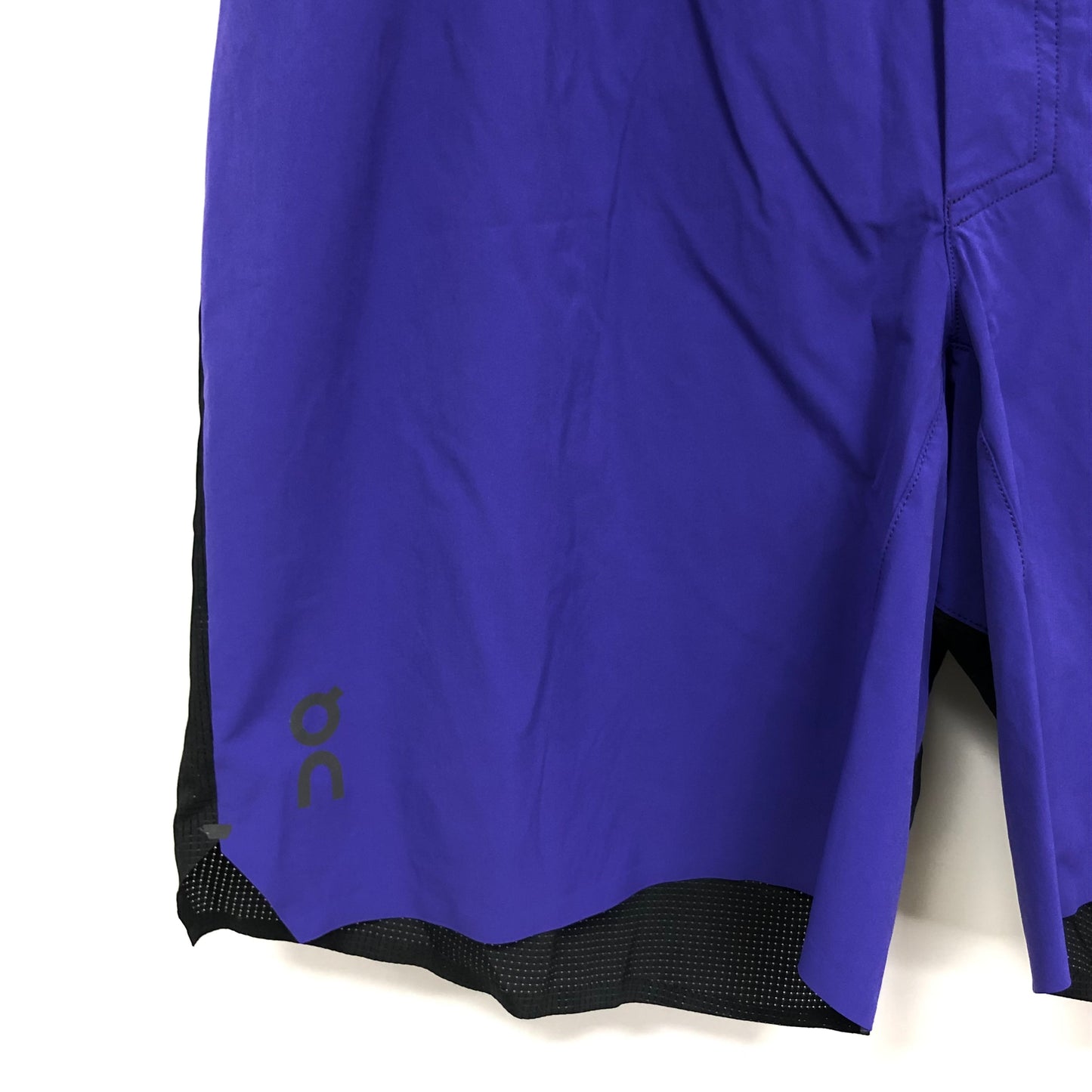 Shorts Híbrido On Running 🏃‍♂️ Tela performance color morado y negro talla XL