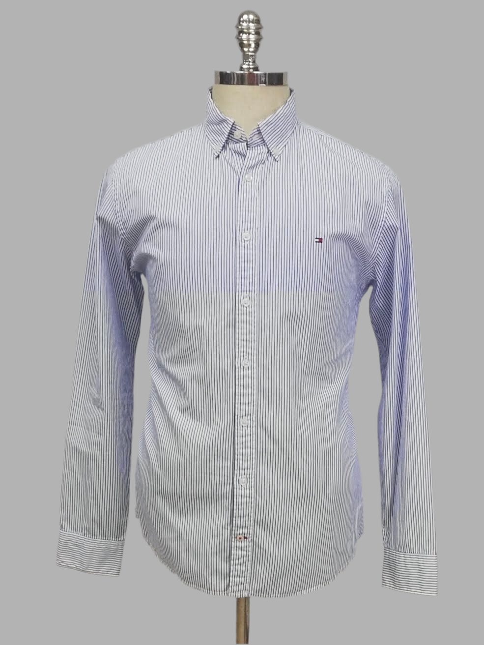 Camisa de botones Tommy Hilfiger 🇺🇸 en color blanco con rayas en color azul Talla M Entalle Regular (ver descripción)