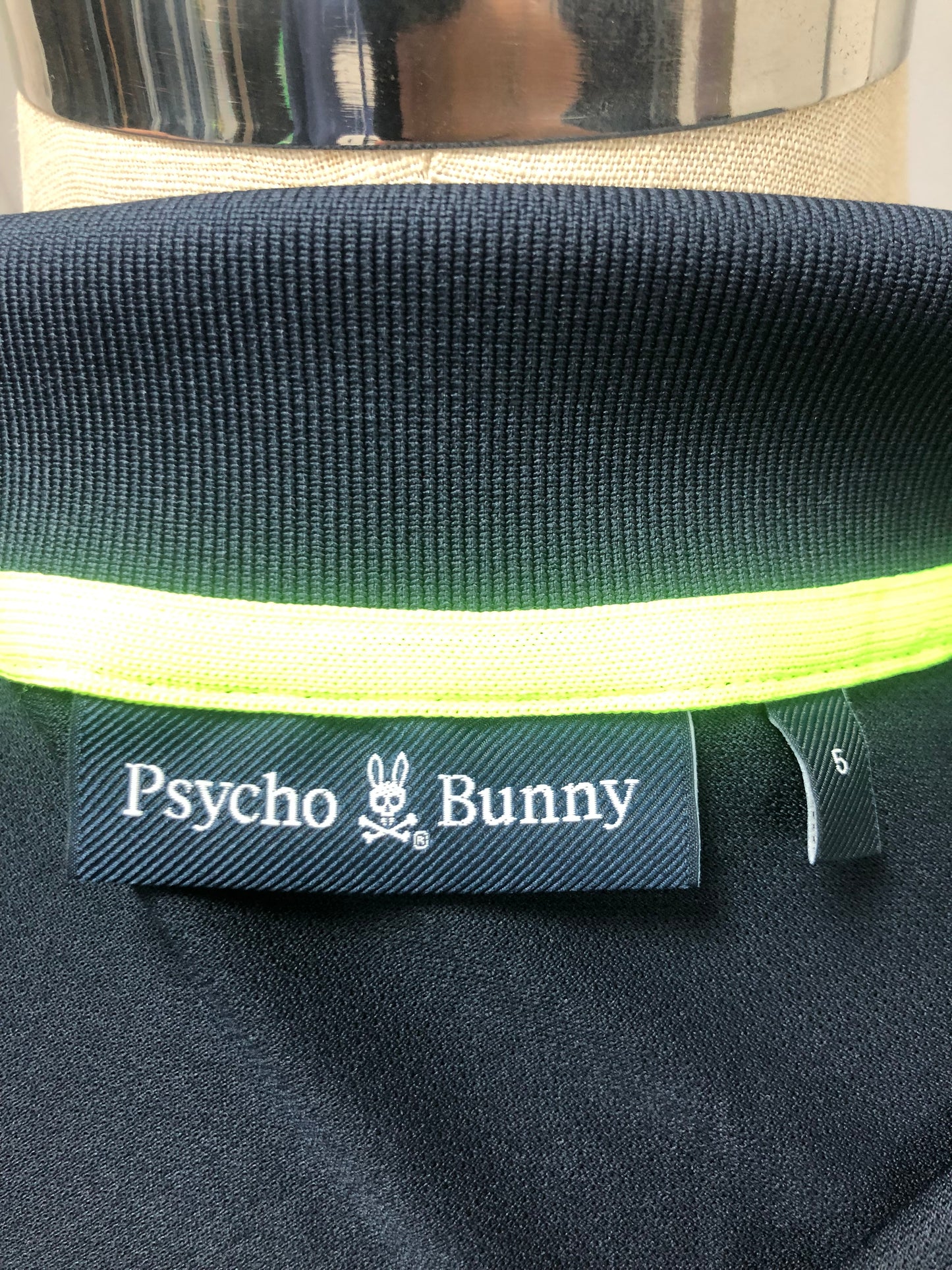 Camiseta Polo Psycho Bunny 🐰 Dry-fit en color azul navy con diseño de cuello en verde y blanco Talla M Entalle Regular
