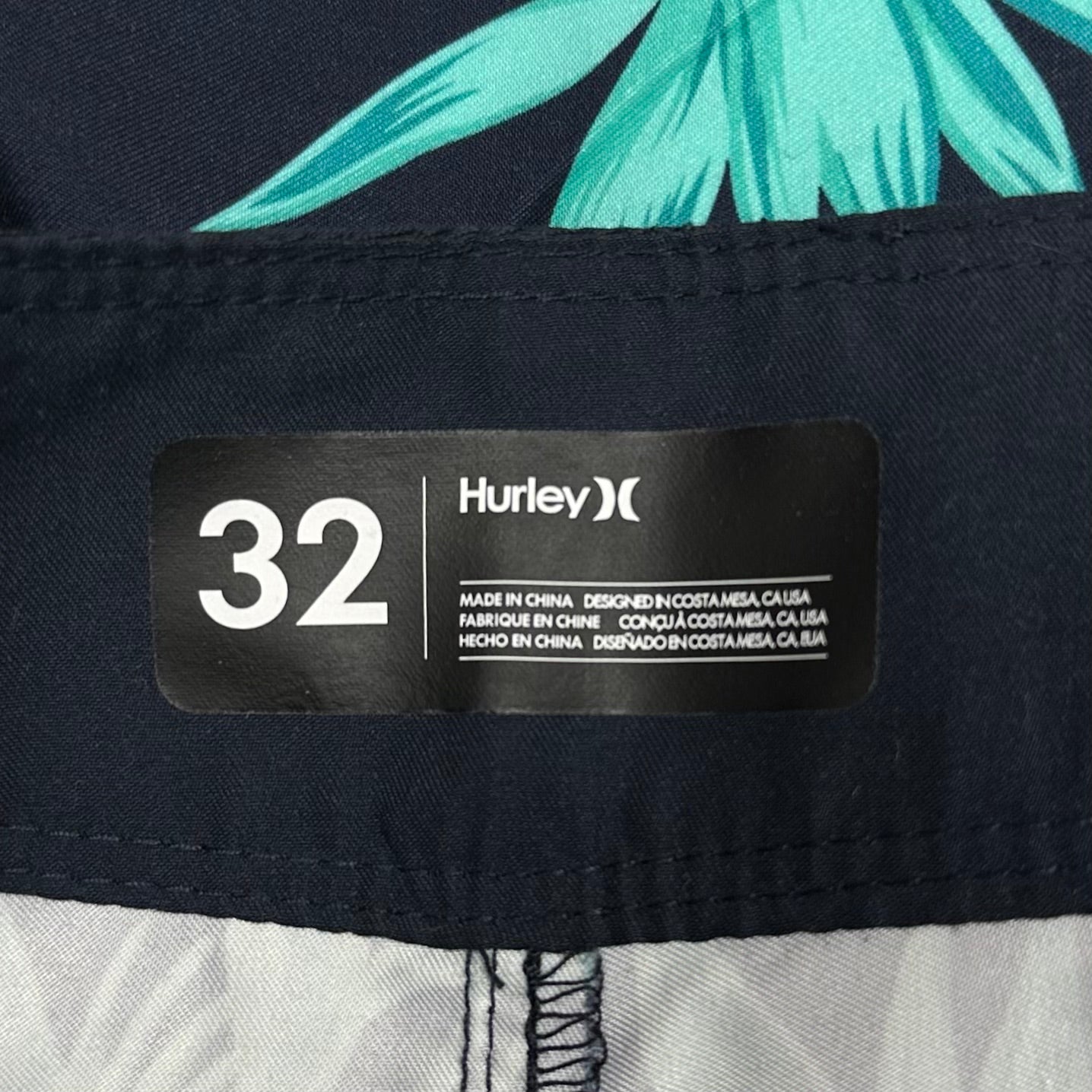 Short de baño Hurley 🏄🏽‍♂️ color negro con patrón de hojas en celeste Talla 32