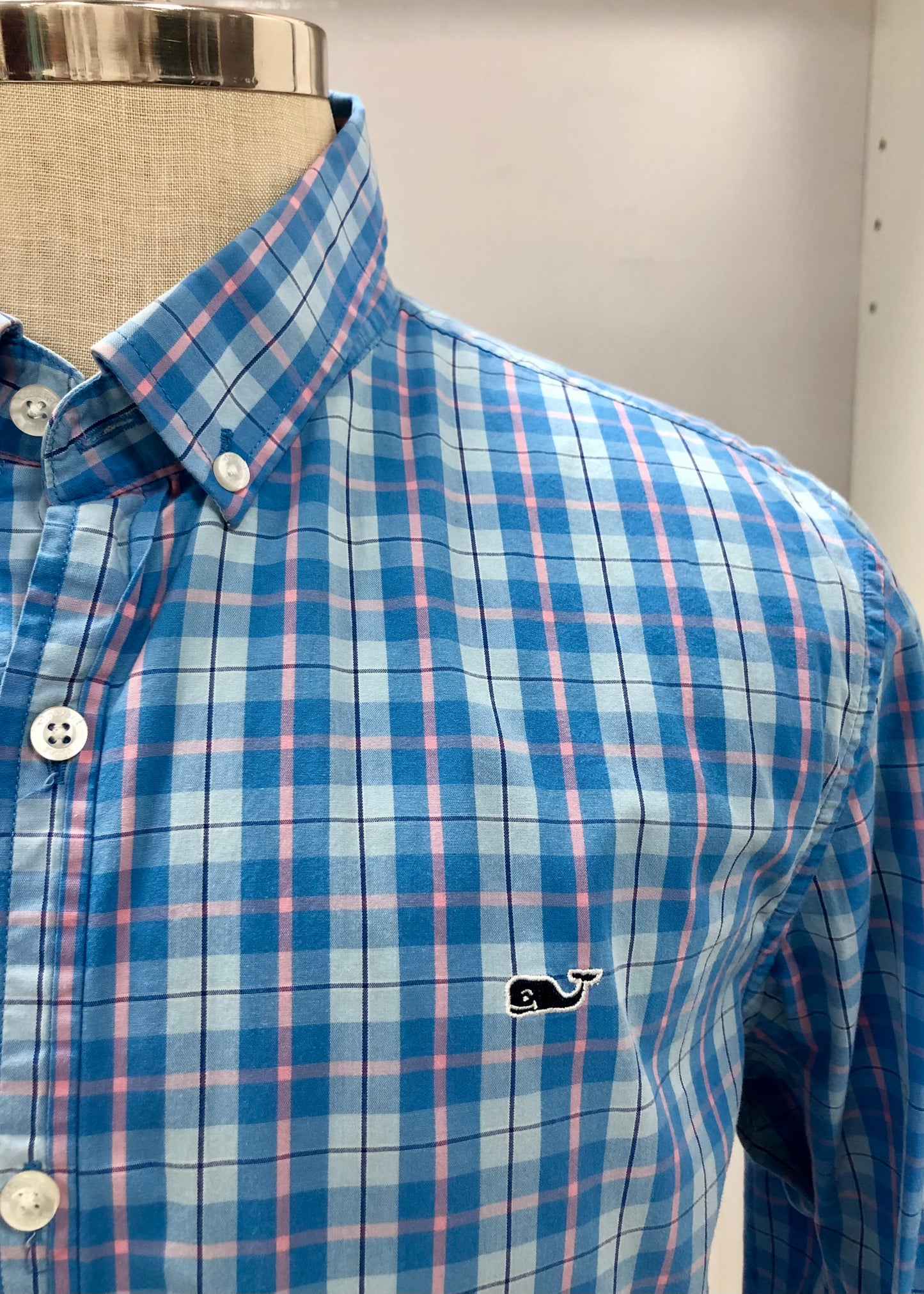 Camisa de botones Vineyard Vines 🐳 color celeste de cuadros en color azul y rosado Talla L Entalle Slim Fit