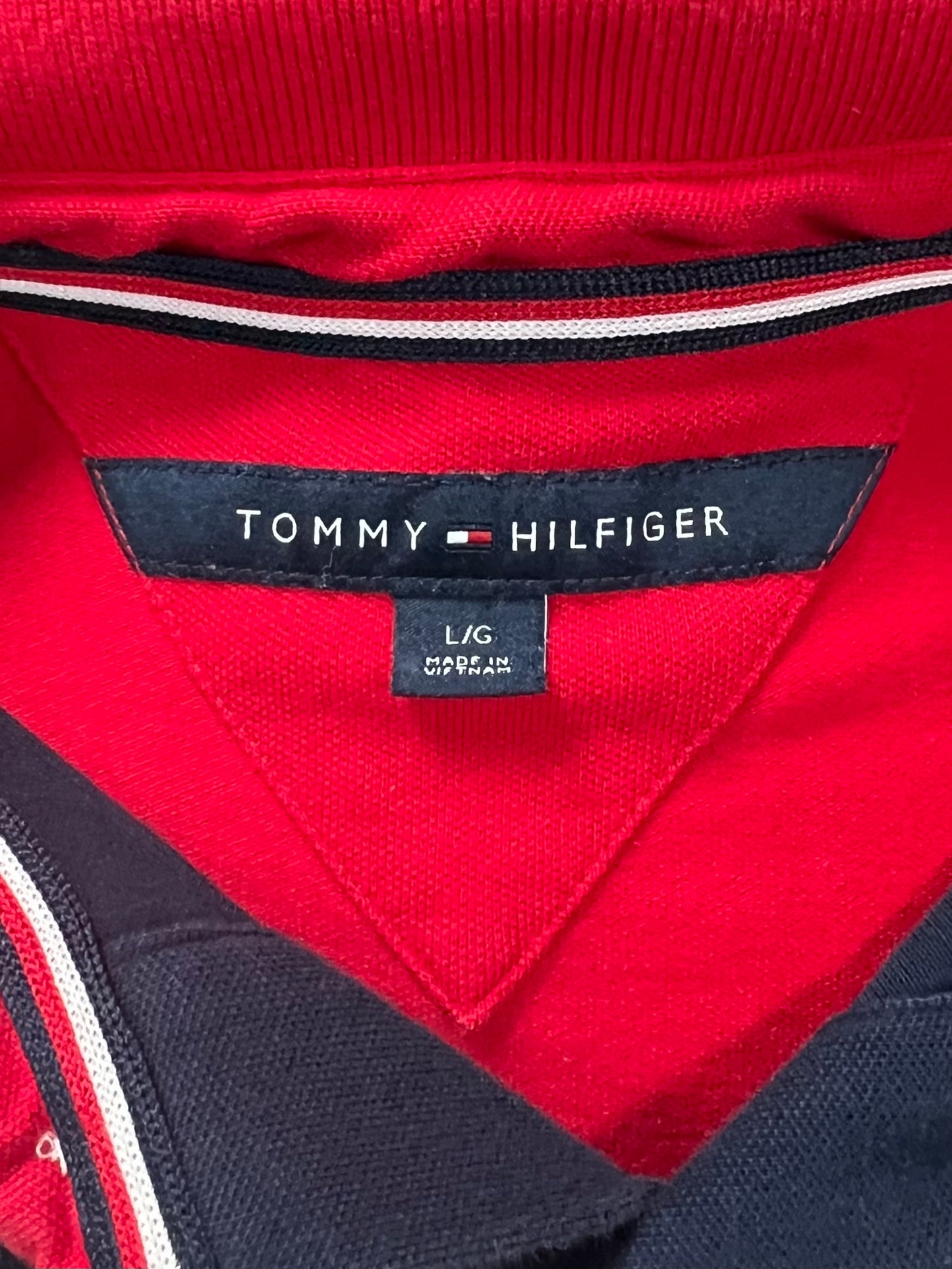 Camiseta Polo Tommy Hilfiger 🇺🇸 color azul navy y mangas y cuello en rojo Talla L Entalle Regular (ver descripción)