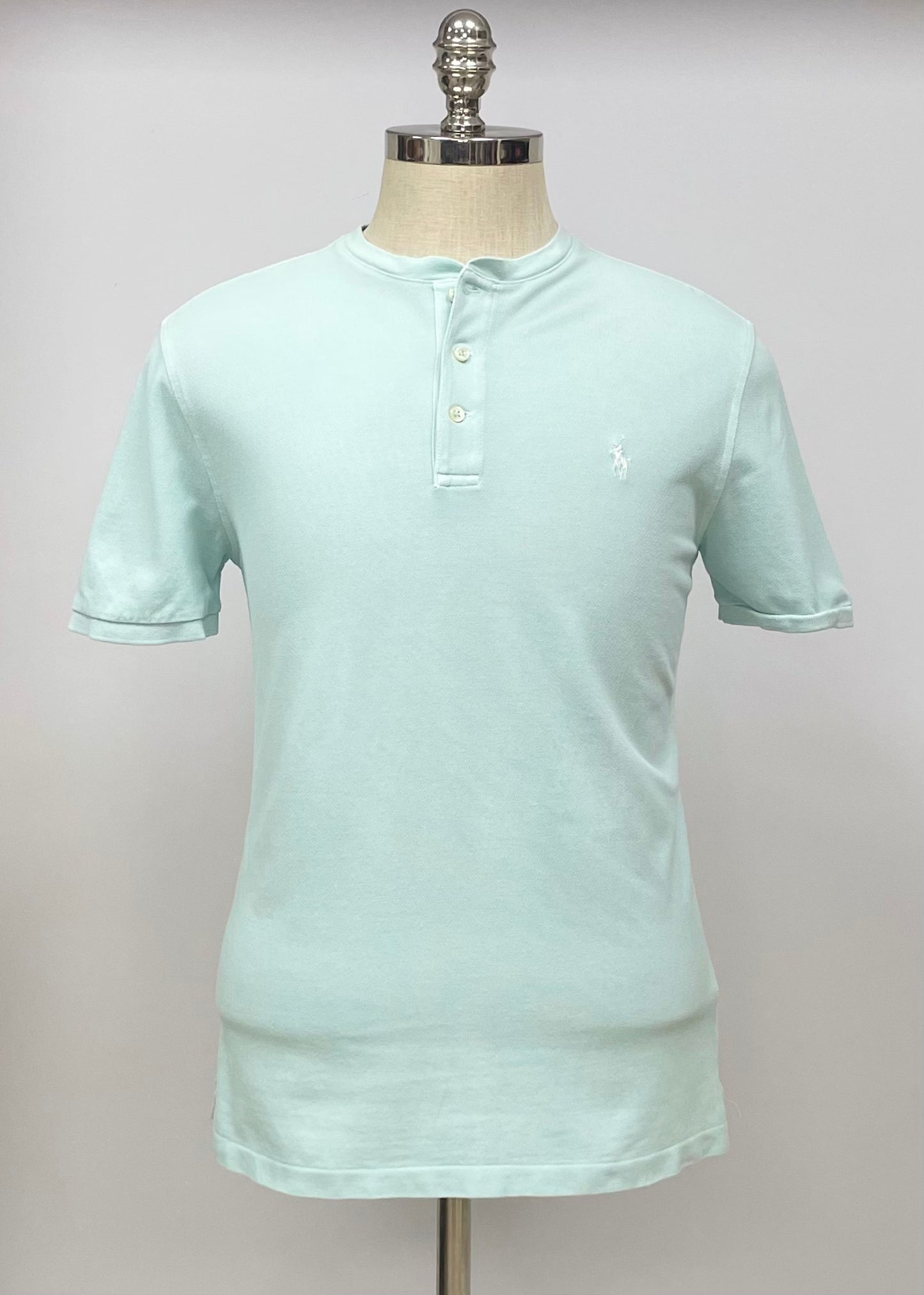 Camiseta de botones Polo Ralph Lauren 🏇🏼 color celeste claro manga corta Talla Medium Entalle Regular