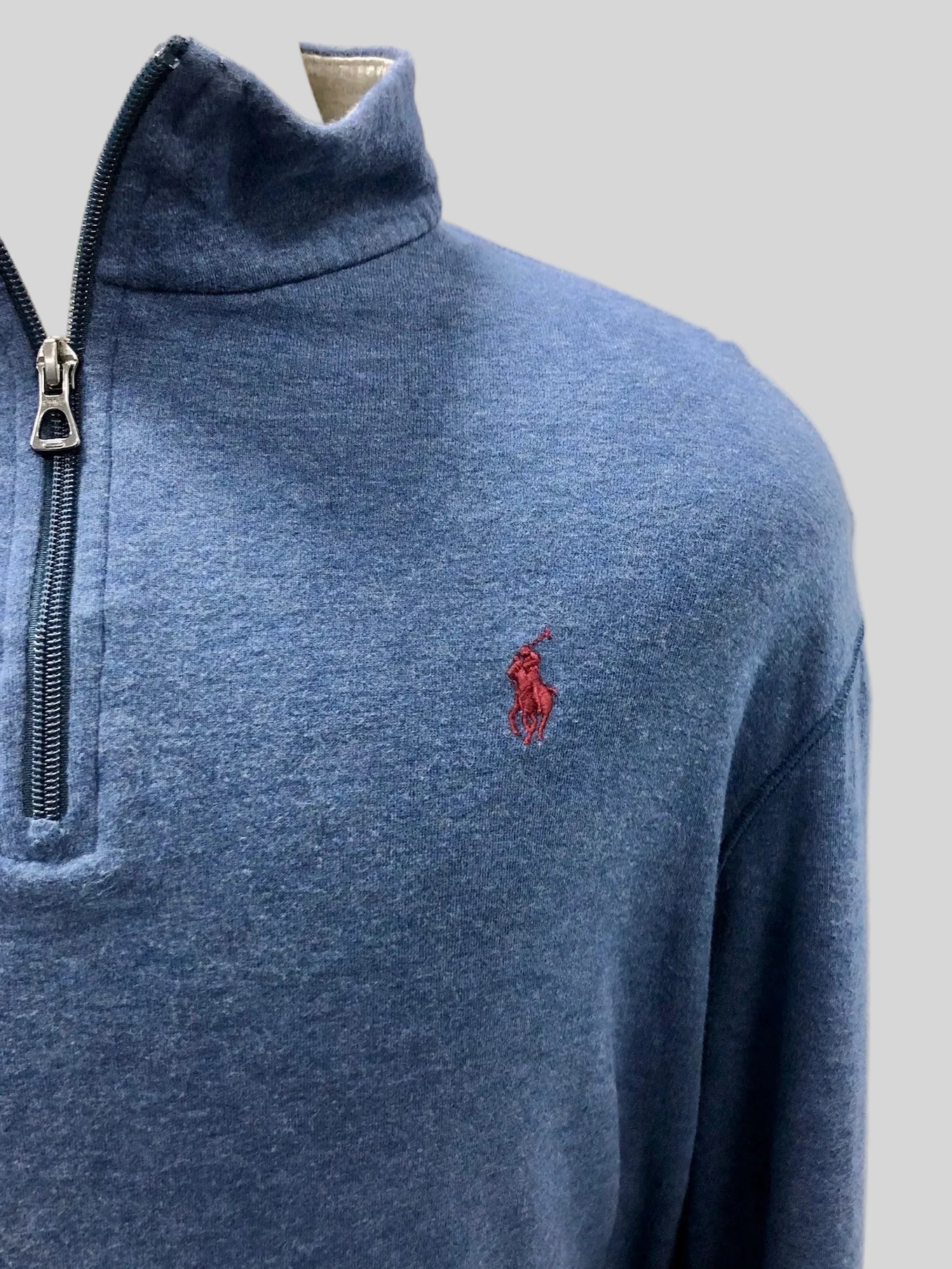Sueter Jersey Polo Ralph Lauren 🏇🏼 color azul grisáceo con logo en rojo Talla XL