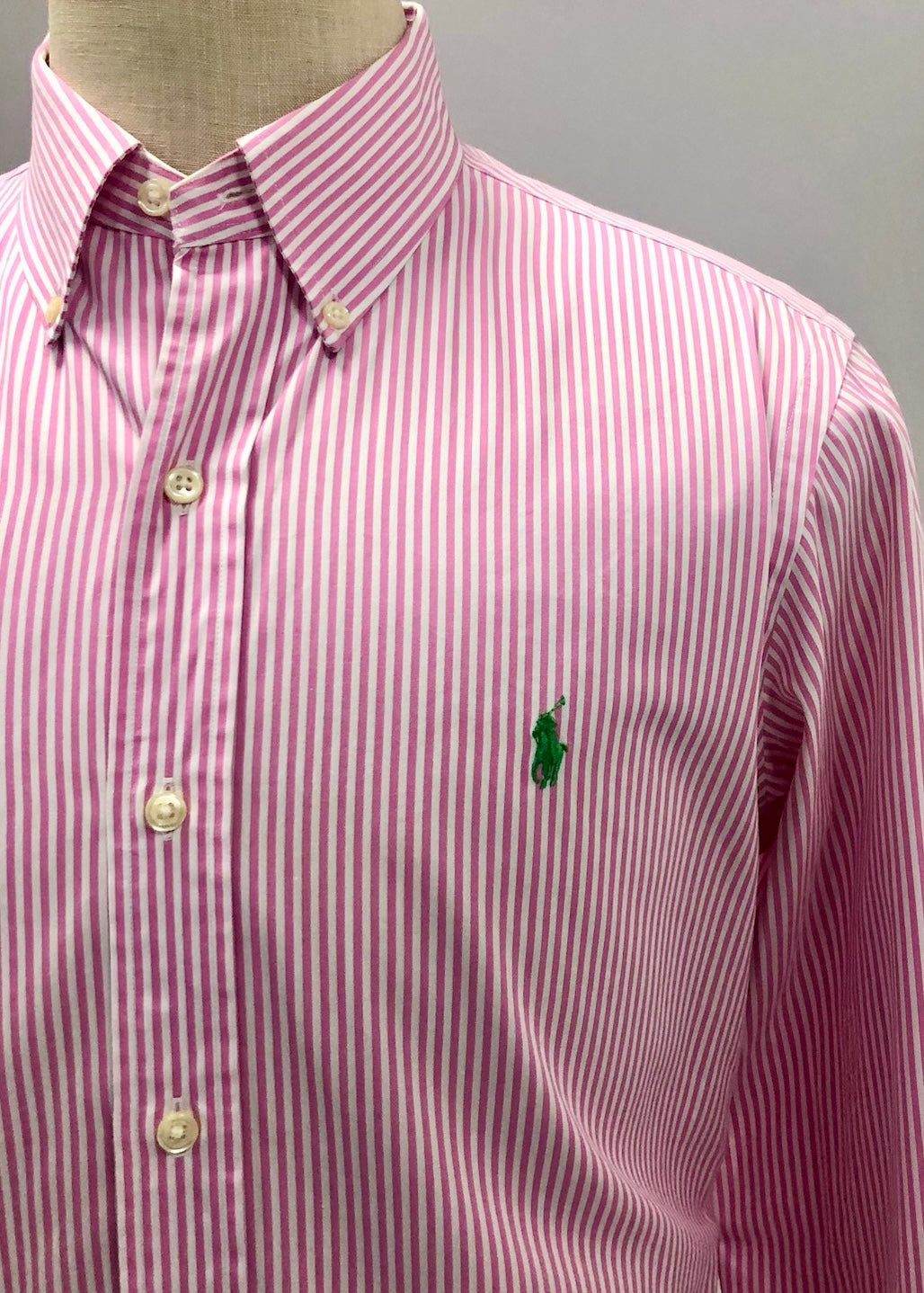Camisa de botones Polo Ralph Lauren 🏇🏼 Con patron de rayas en color rosado y blanco Talla M Entalle Regular
