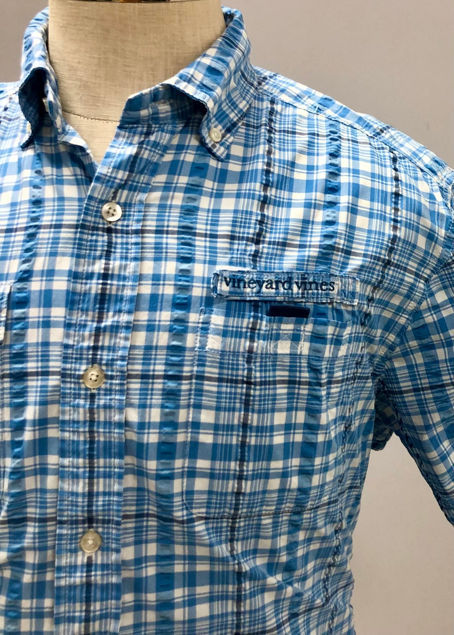 Camisa Vineyard Vines 🐳 Modelo Harbor de cuadro en color azul y blanco Talla M Entalle regular