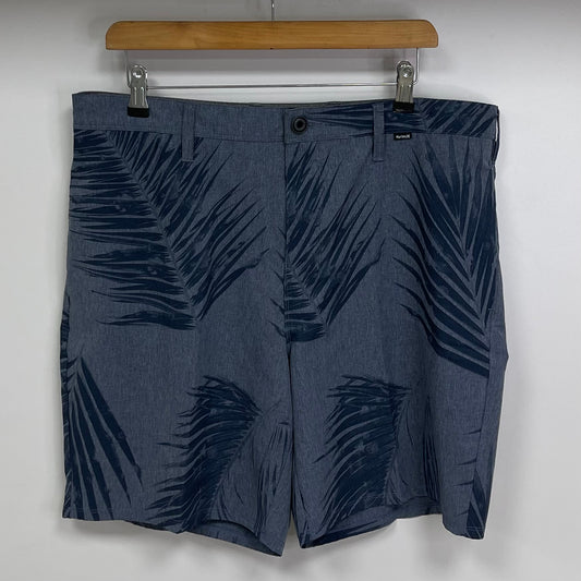 Short Híbrido Hurley 🏄🏽‍♂️ Tela performance color gris y diseño de hojas en azul oscuro talla L (36)