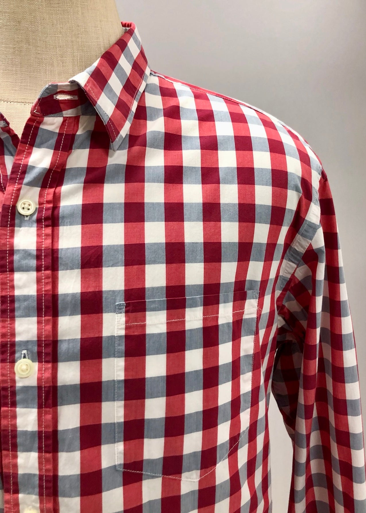 Camisa de botones Banana Republic de cuadros gingham en color rojo, gris y blanco Talla XL Entalle Slim Fit