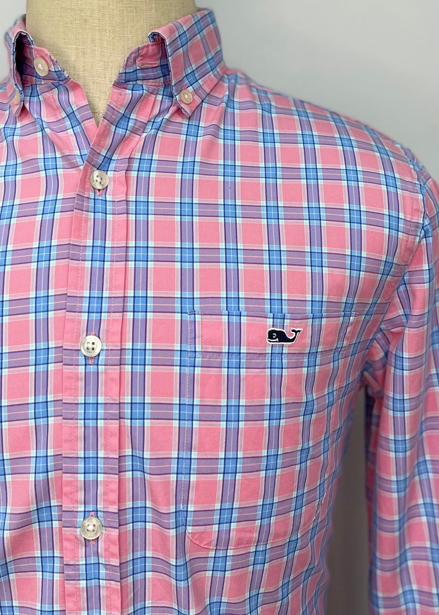 Camisa de botones Vineyard Vines 🐳 color rosado de cuadros en color azul y celeste Talla S Entalle Clásico