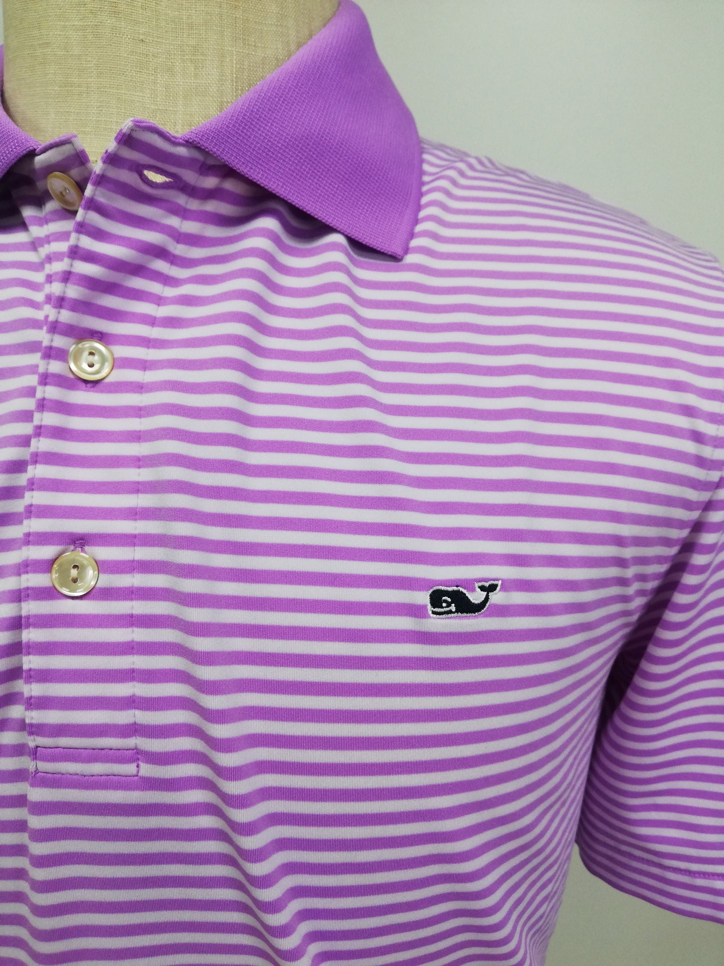 Camiseta Polo Vineyard Vines 🐳 Performance con patron de rayas en morado y blanco Talla M Entalle Regular