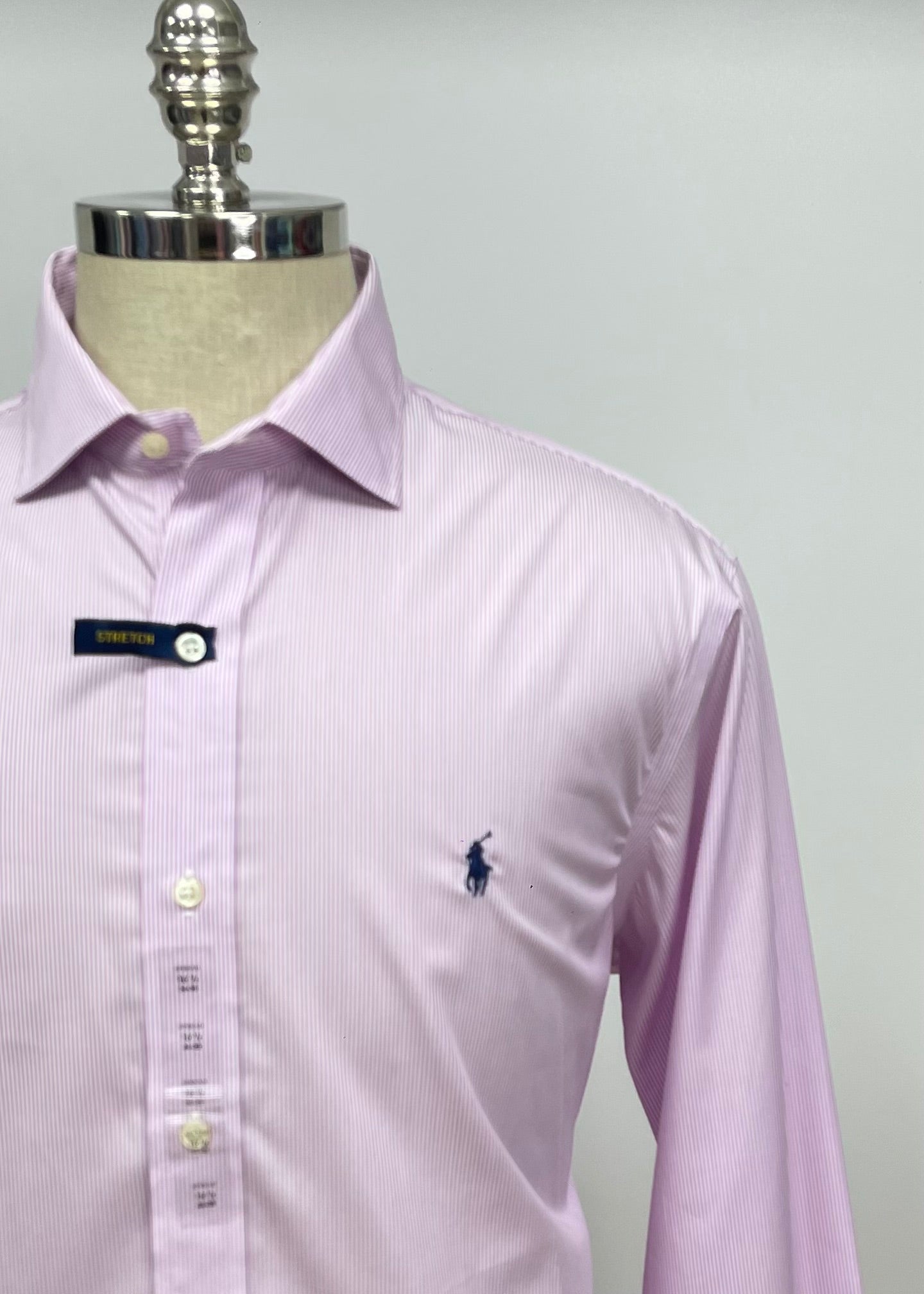 Camisa Polo Ralph Lauren 🏇🏼 color blanco con patron de rayas finas en color rosado Talla XXL Entalle Clásico