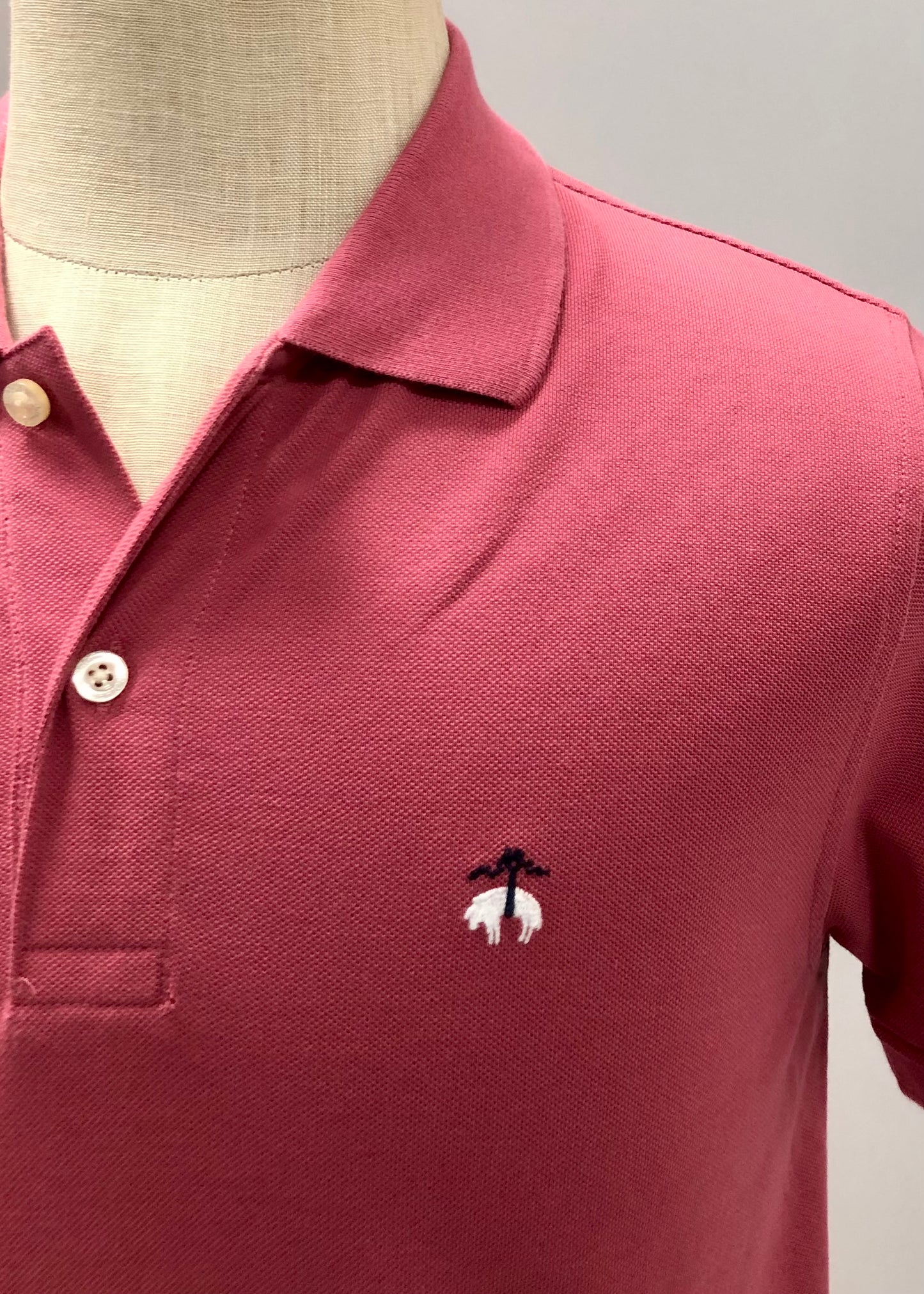 Camiseta Polo Brooks Brothers 🐑 color rosado oscuro Talla M Entalle Slim Fit