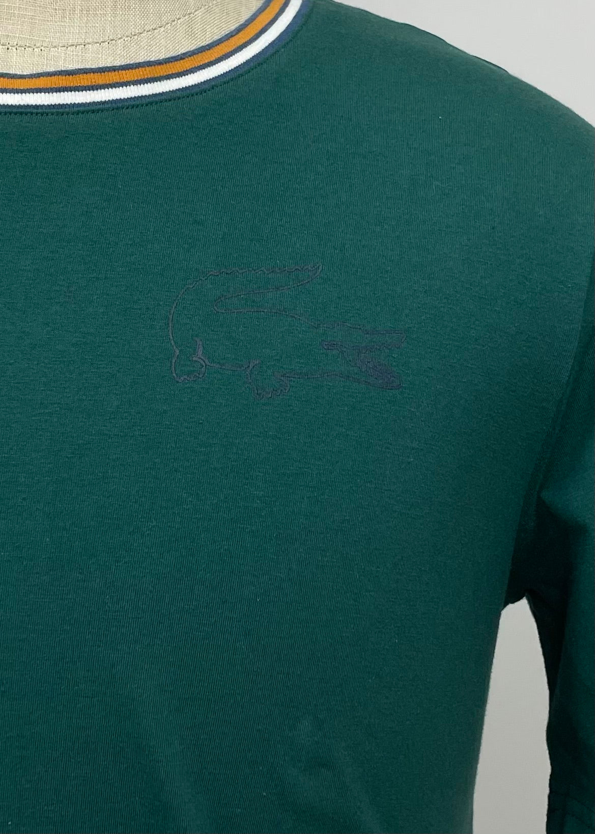 Camiseta cuello redondo Lacoste 🐊 en color verde esmeralda con diseño en el cuelo en color blanco Talla L Entalle Regular