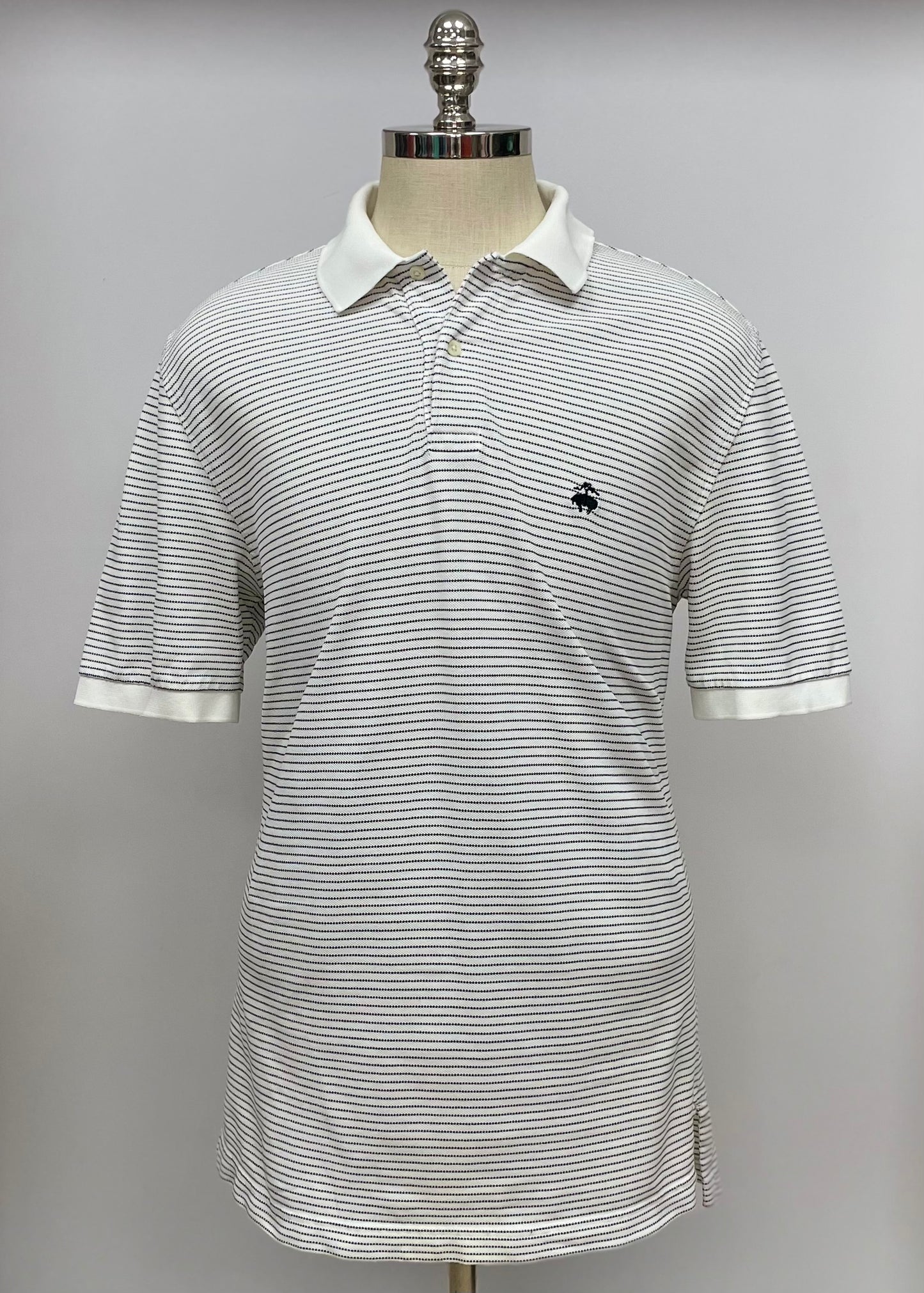 Camiseta Polo Brooks Brothers 🐑 color blanco con patrón de rayas en color negro Talla XL Entalle Regular