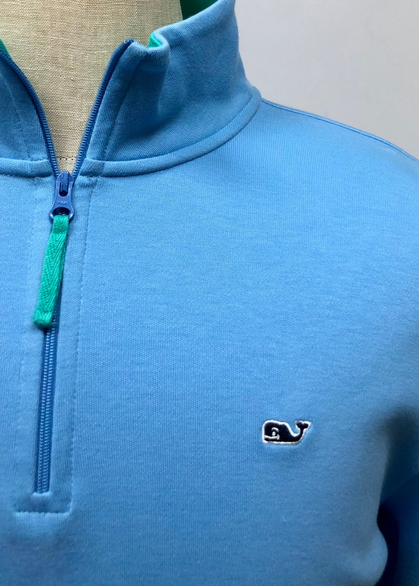 Sueter Jersey Vineyard Vines 🐳 color celeste con logo azul navy Tela algodón Pima Talla M (ver descripción)