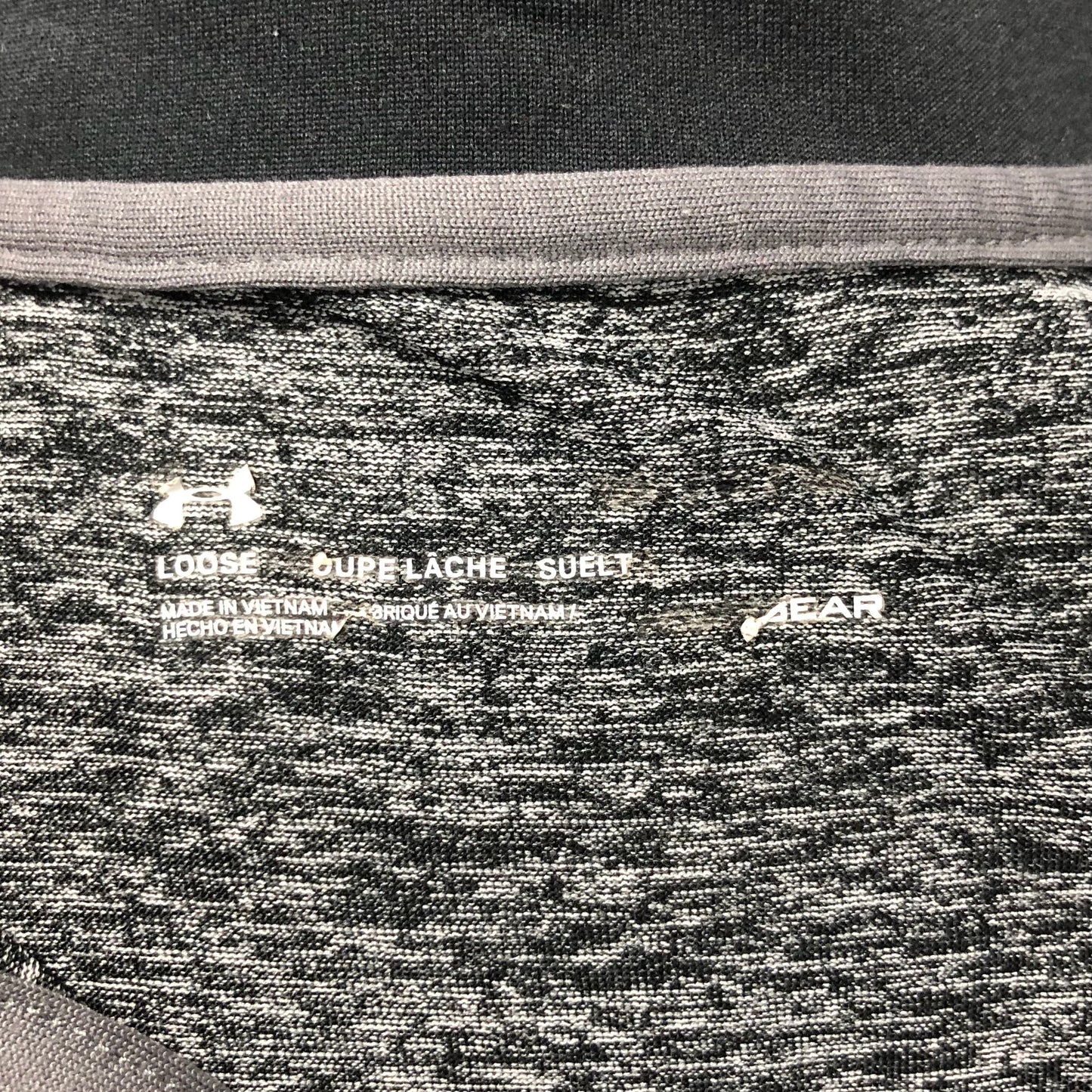 Sueter Jersey Under Armour 🏋🏽 color gris y negro degradado con logo en color gris Talla M