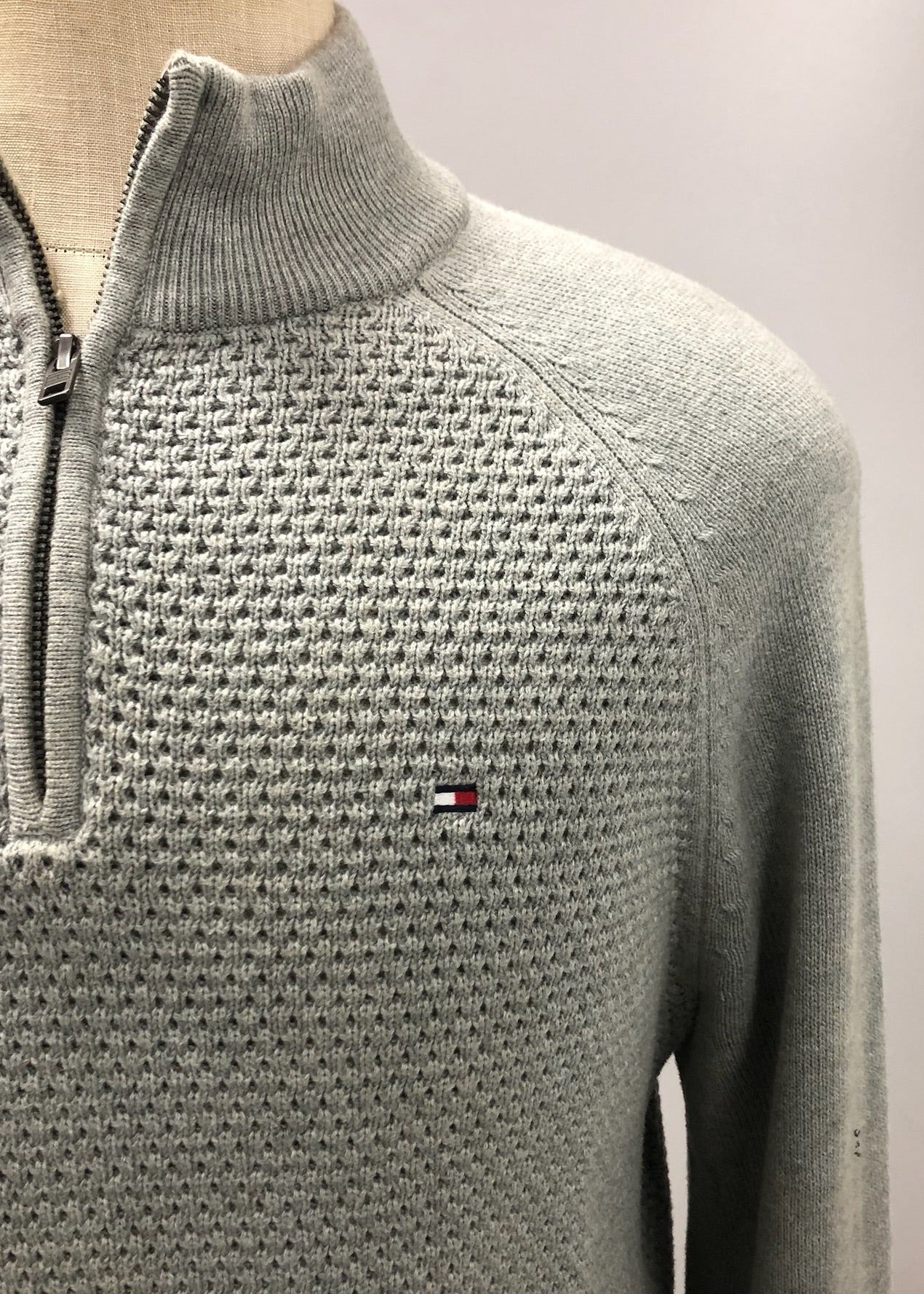 Sueter Jersey Tommy Hilfiger 🇺🇸 Color gris claro Tela algodón Talla L
