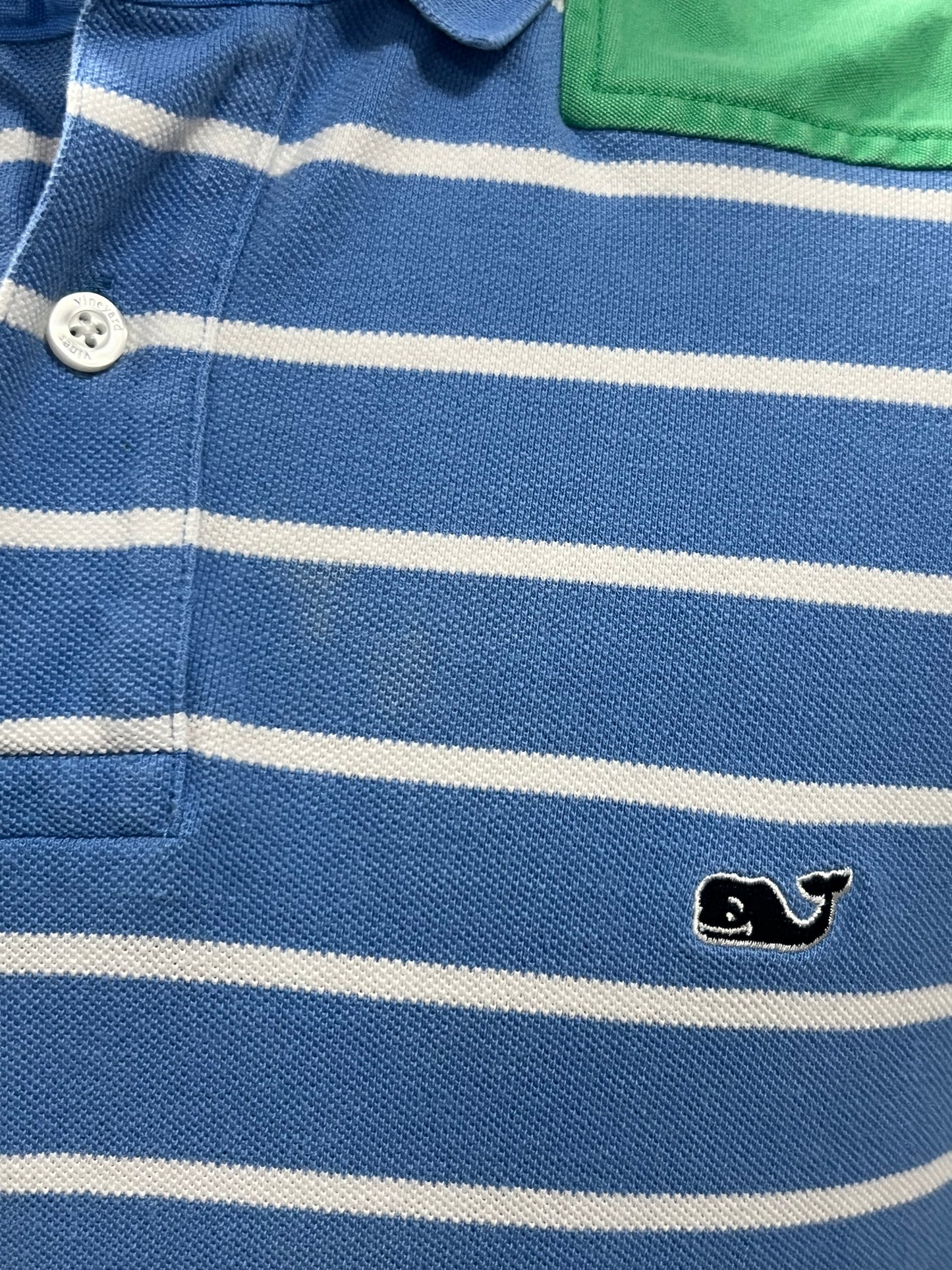 Camiseta Polo Vineyard Vines 🐳 color celeste de rayas blanco con hombro en verde Talla M Entalle Regular ( ver descripción)