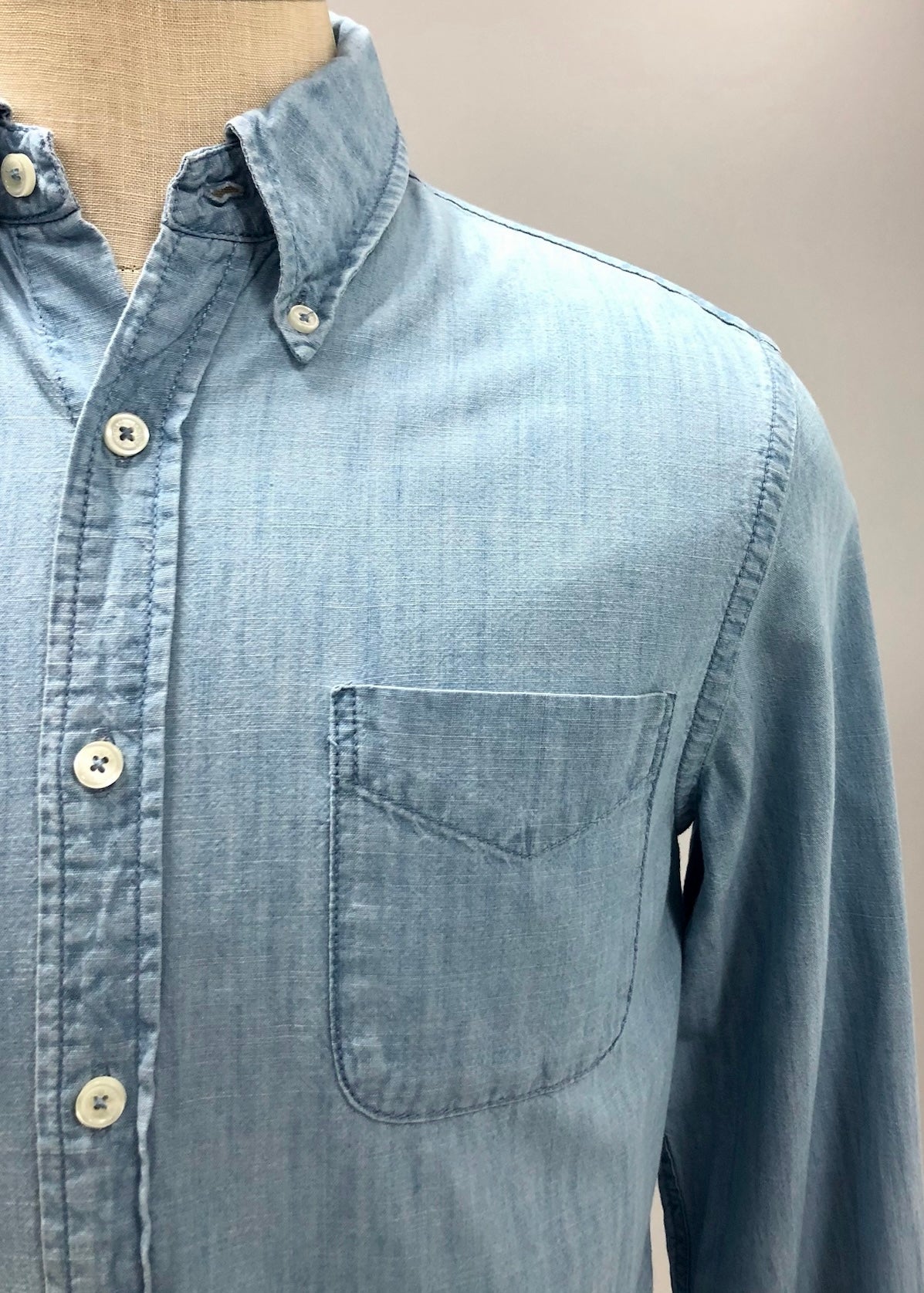 Camisa de botones Brooks Brothers 🐑 de jeans en color celeste Talla S Entalle Regular