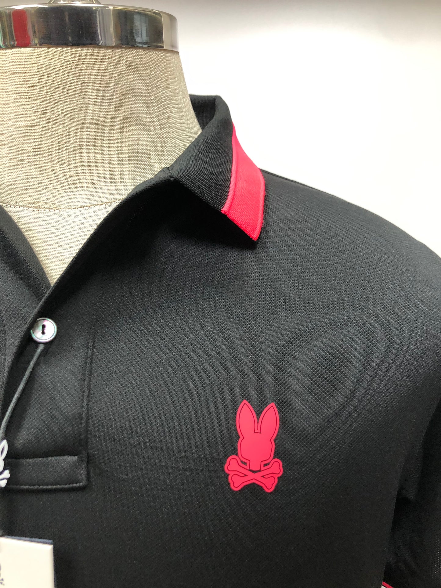 Camiseta Polo Psycho Bunny 🐰  Micro mesh en color negro y rosado con diseño de cuello Talla M Entalle Regular