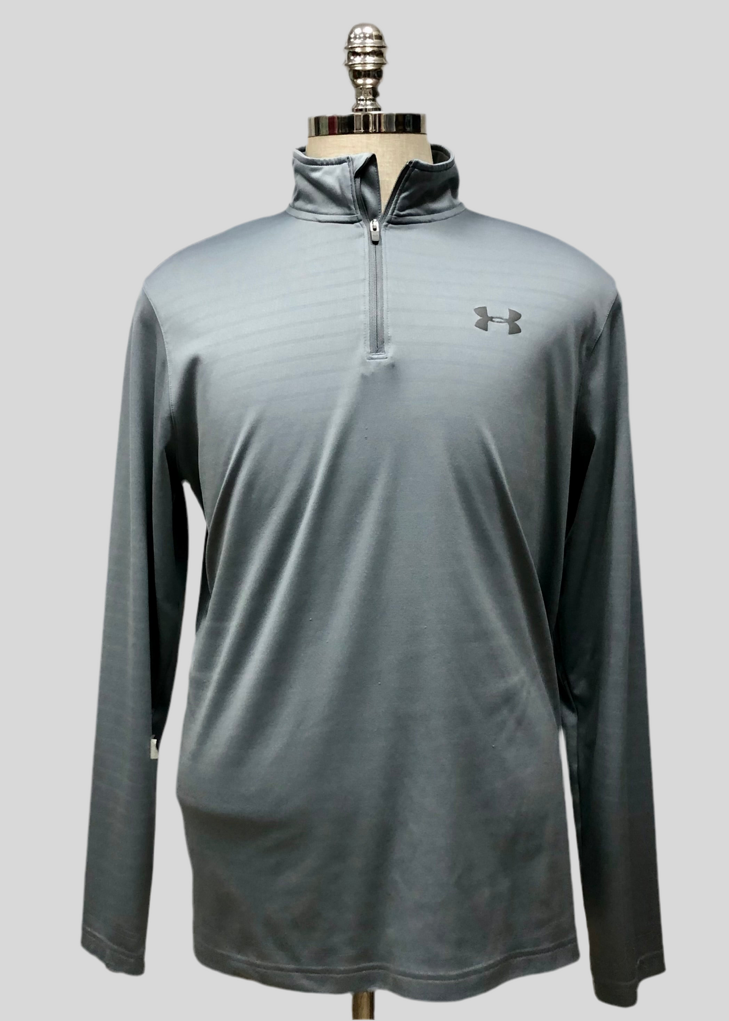 Sueter Jersey Under Armour 🏋🏽 color gris con logo en color gris oscuro Talla L (ver descripción)