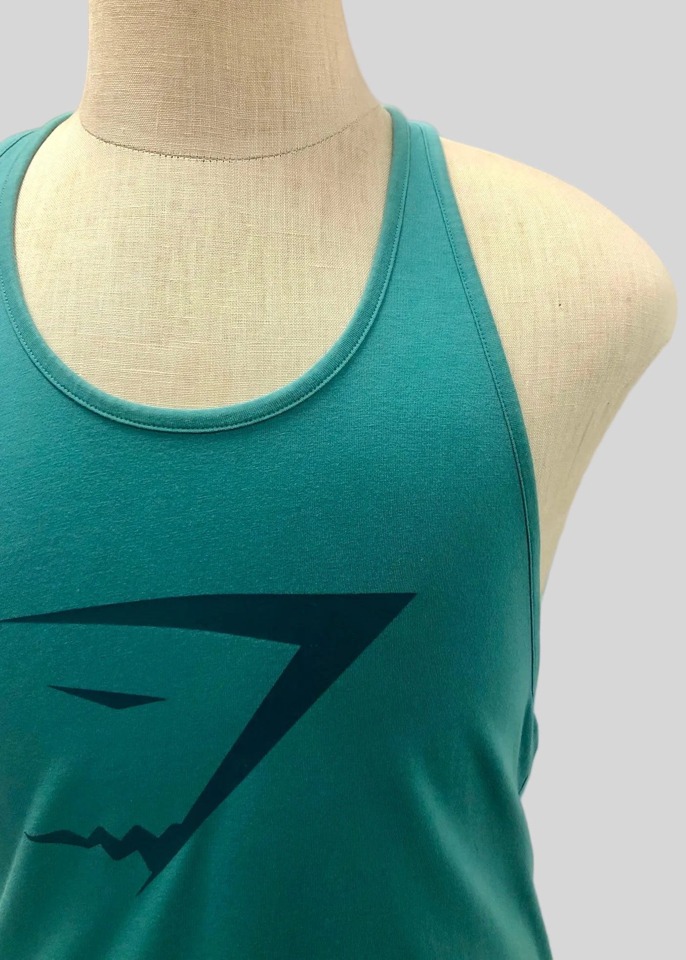 Camiseta de entrenamiento sin mangas Gymshark 🏋🏽 color verde esmeralda y logo en negro Talla S