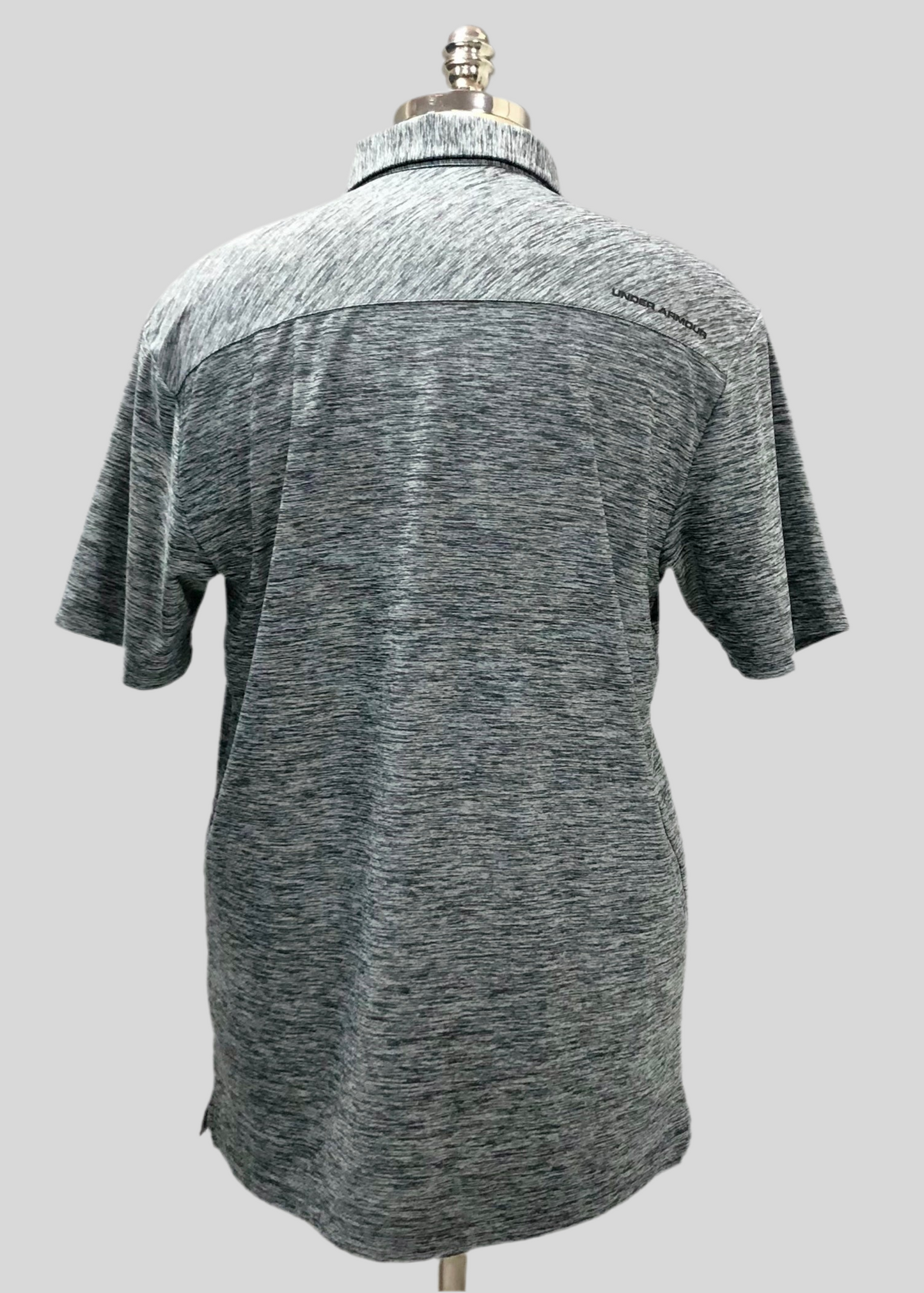 Camiseta polo Under Armour 🏋🏻 color gris y negro Tela Performance Talla M Entalle Regular