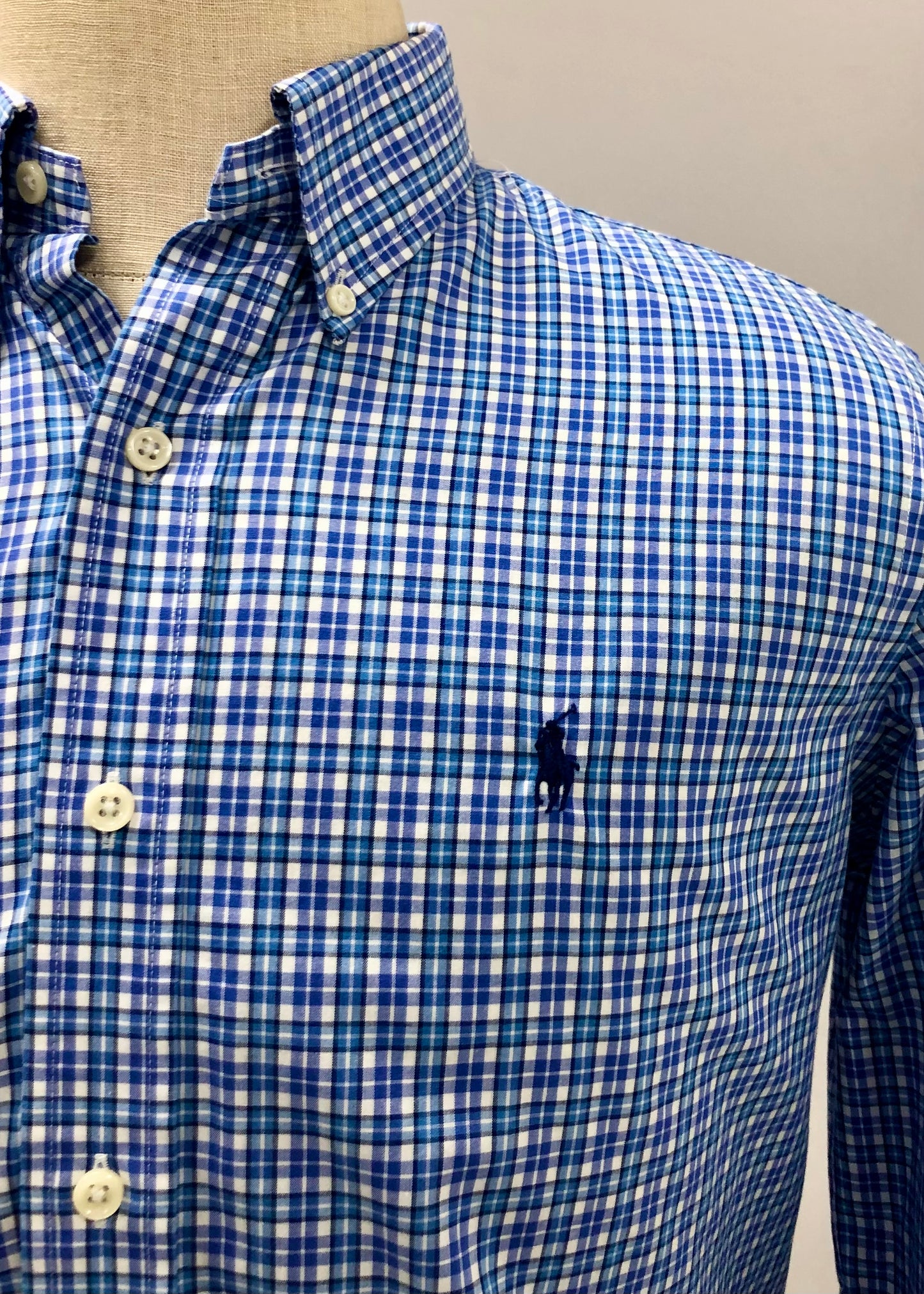 Camisa Polo Ralph Lauren 🏇🏼 color blanco con patron de cuadros azul Talla M Entalle Regular