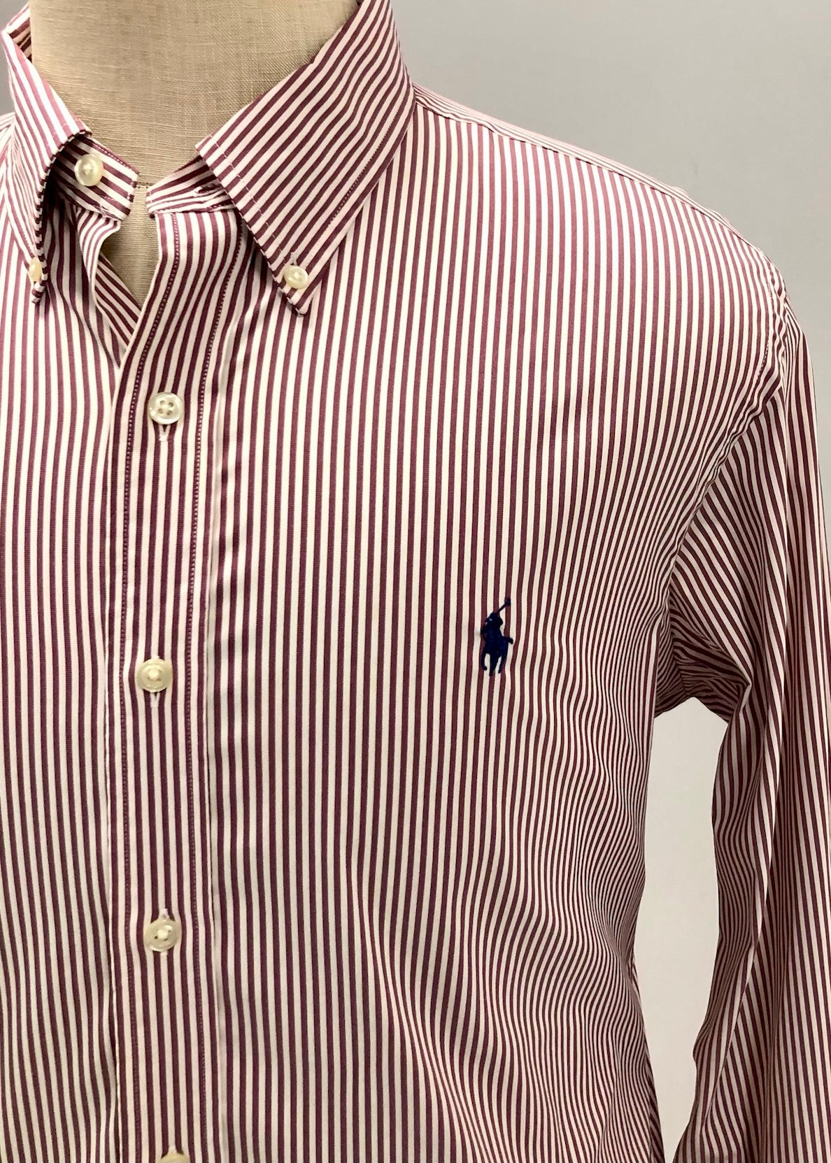 Camisa Polo Ralph Lauren 🏇🏼 Performance color blanco con patrón de rayas en rojo oscuro Talla L Entalle Slim Fit