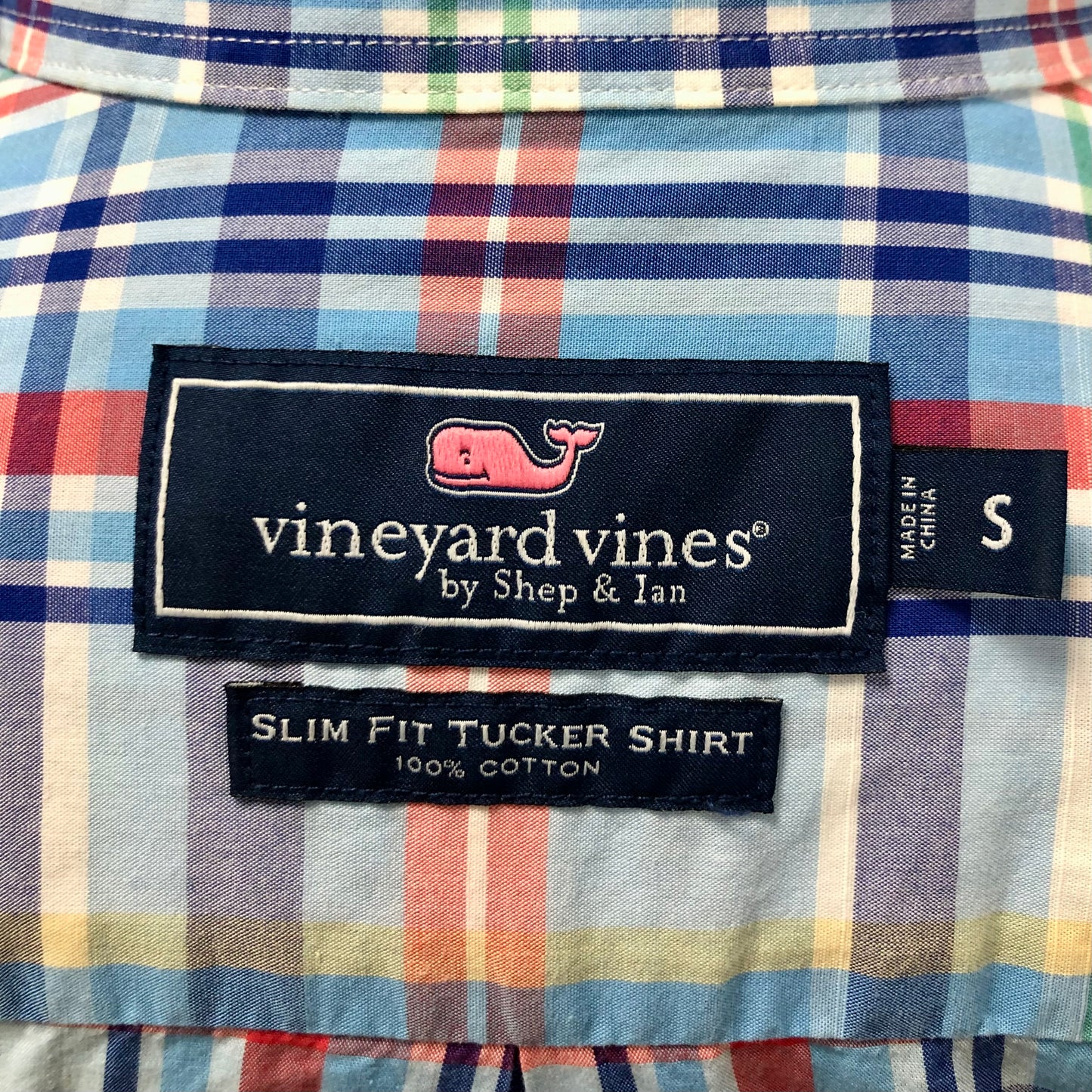 Camisa de botones Vineyard Vines 🐳 color celeste de cuadros en color rojo, azul y amarillo Talla S Entalle Slim Fit
