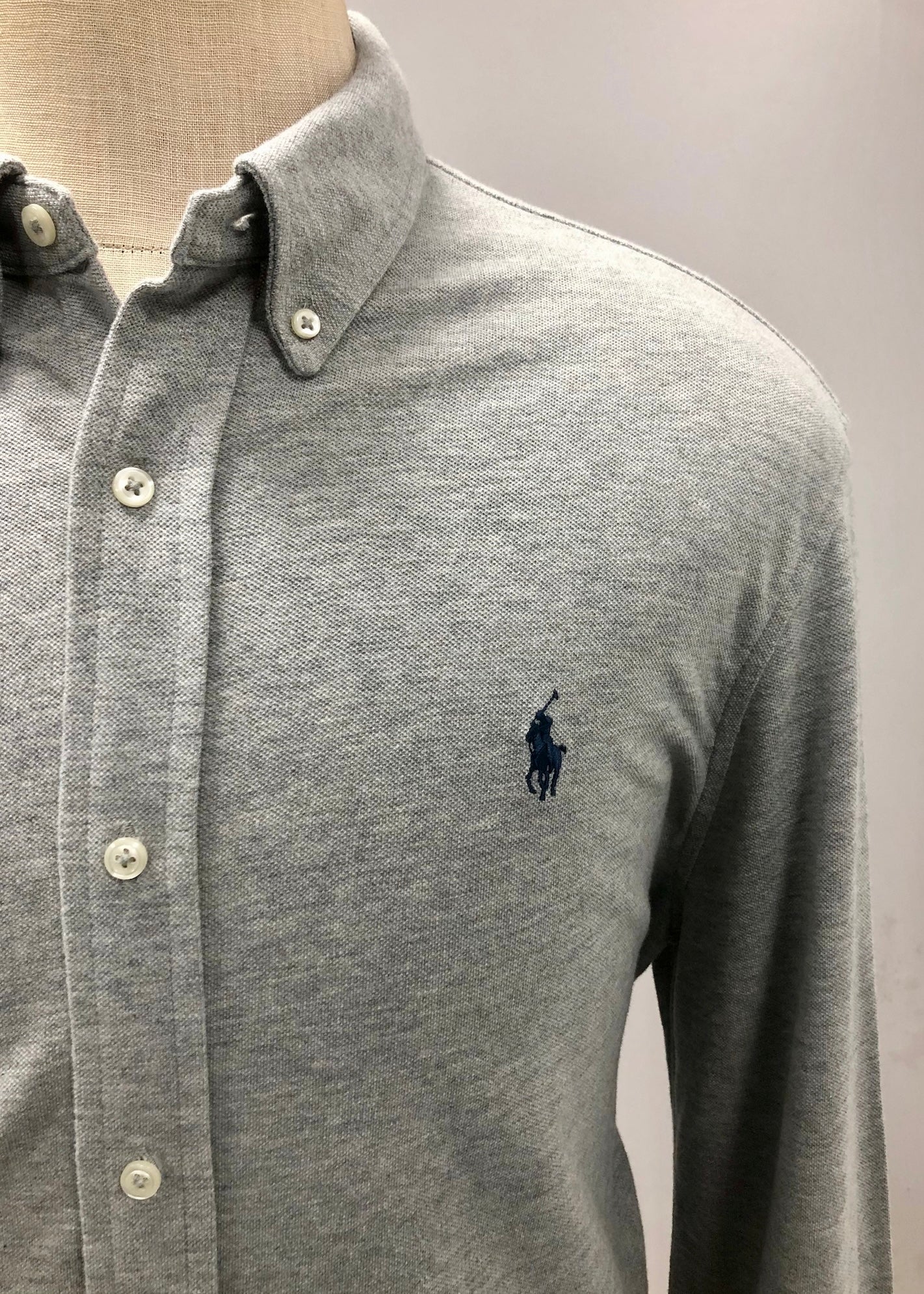 Camisa Polo Ralph Lauren 🏇🏼 Tela camiseta (Featherweight Mesh) en color gris claro Talla XL Entalle Regular