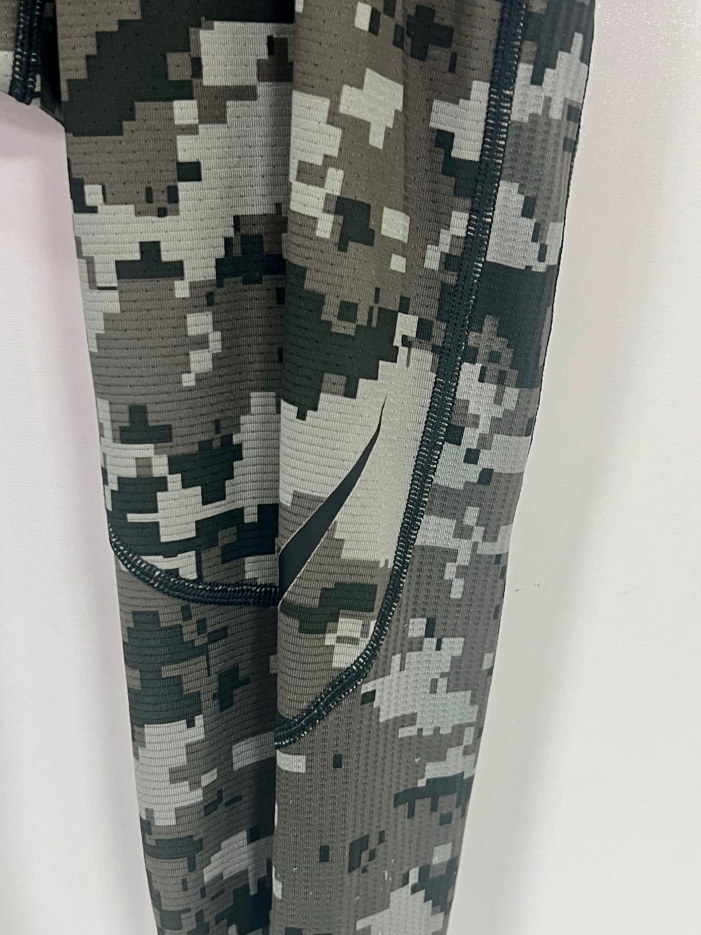 Malla de entrenamiento licra Nike ✔️ Pro HyperCool para hombre con diseño de graffiti en Color gris y negro Talla S